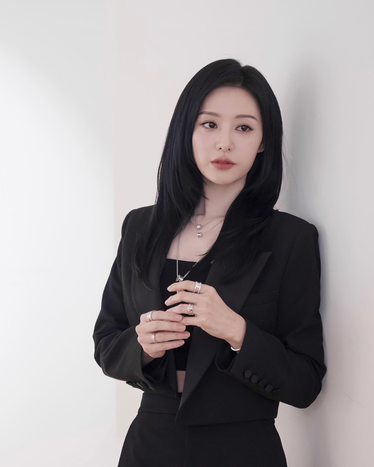 한소희 다음은 ‘눈물의 여왕’🍶

시청률 20%를 돌파하며 인기 고공행진 중인 tvN 드라마 '눈물의 여왕’의 배우 김지원이 소주 ‘처음처럼’ 새 모델이 됐습니다. 롯데칠성음료는 배우 김지원과 넷플릭스 시리즈 '기생수 : 더 그레이’에 출연한 배우 구교환을 '처음처럼' 모델로 선정하고, 새로운 동영상 광고를 선보인다고 26일 밝혔습니다. 앞서 롯데칠성은 지난 3월 계약이 끝난 배우 한소희와 모델 계약을 연장하지 않았습니다.  이미지