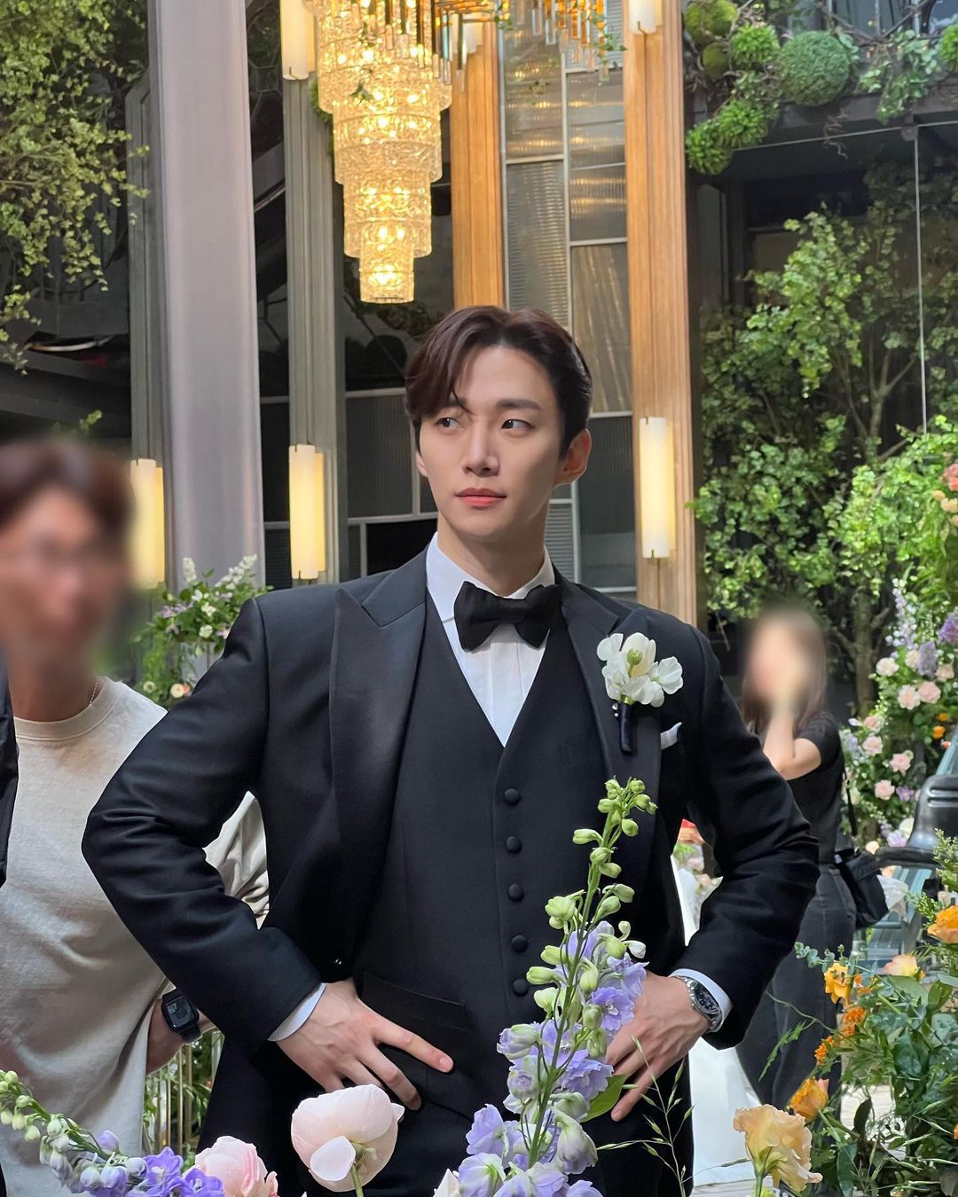 비밀은 없어 강한나 차기작은?🙌

현재 JTBC ‘비밀은 없어’ 출연 중인 강한나가 넷플릭스 오리지널 시리즈 ‘캐셔로’에 합류했습니다. 동명의 카카오웹툰을 원작으로 하는 ‘캐셔로’는 손에 쥔 캐시만큼 힘이 세지는 초능력을 얻게 된 평범한 공무원 강상웅(이준호)이 월급을 털어 세상을 구하는 생활밀착형 흙수저 슈퍼히어로물인데요. 강한나는 원작에는 없는 캐릭터인 재벌집 딸 조안나 역으로 등장해 빌런 연기를 펼칠 예정입니다. 한편 강상웅의 오랜 연인인 김민숙 역은 김혜준이 맡았습니다. 이미지