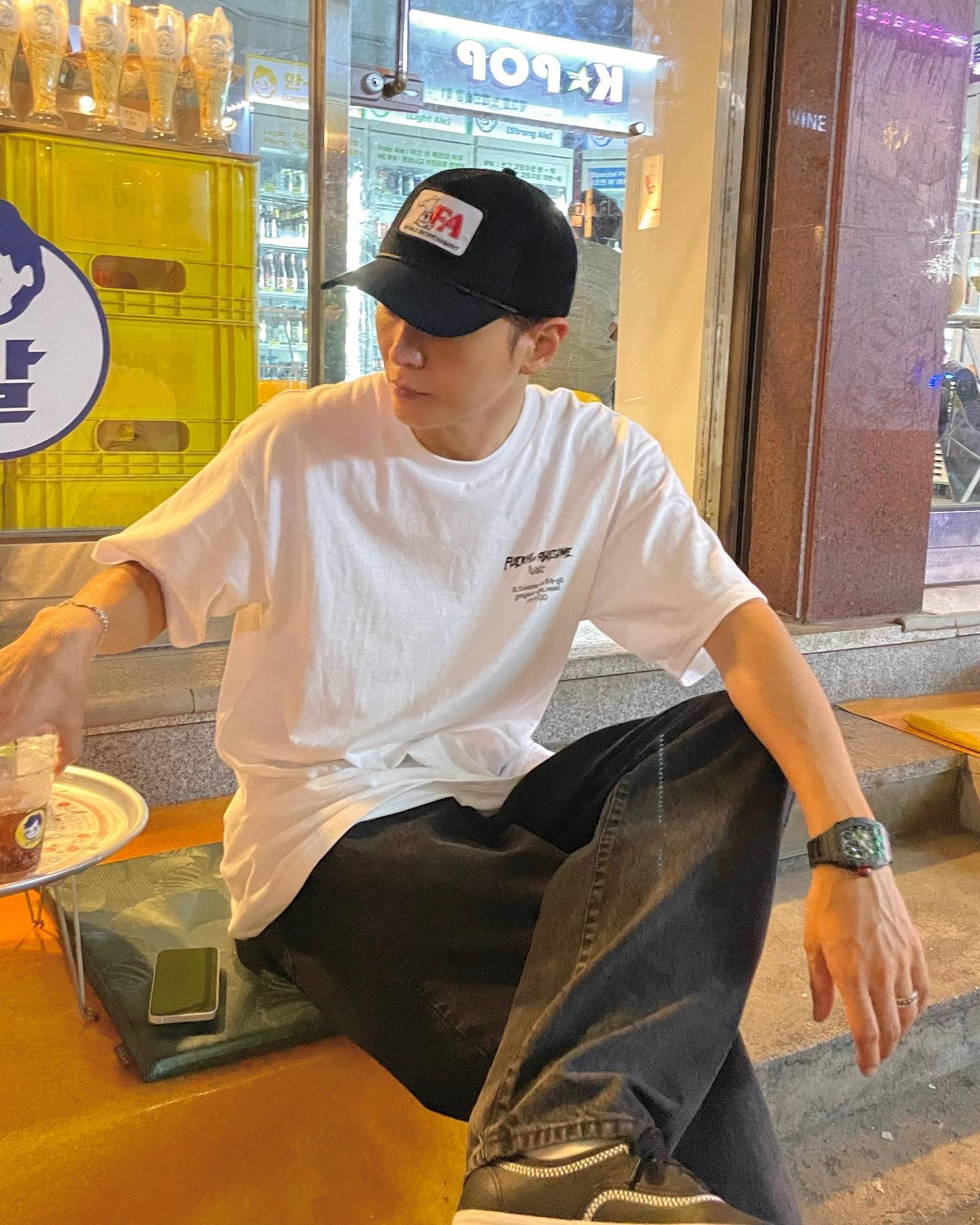 흰색 반팔에 편한 볼캡 얹기🧢 이미지2