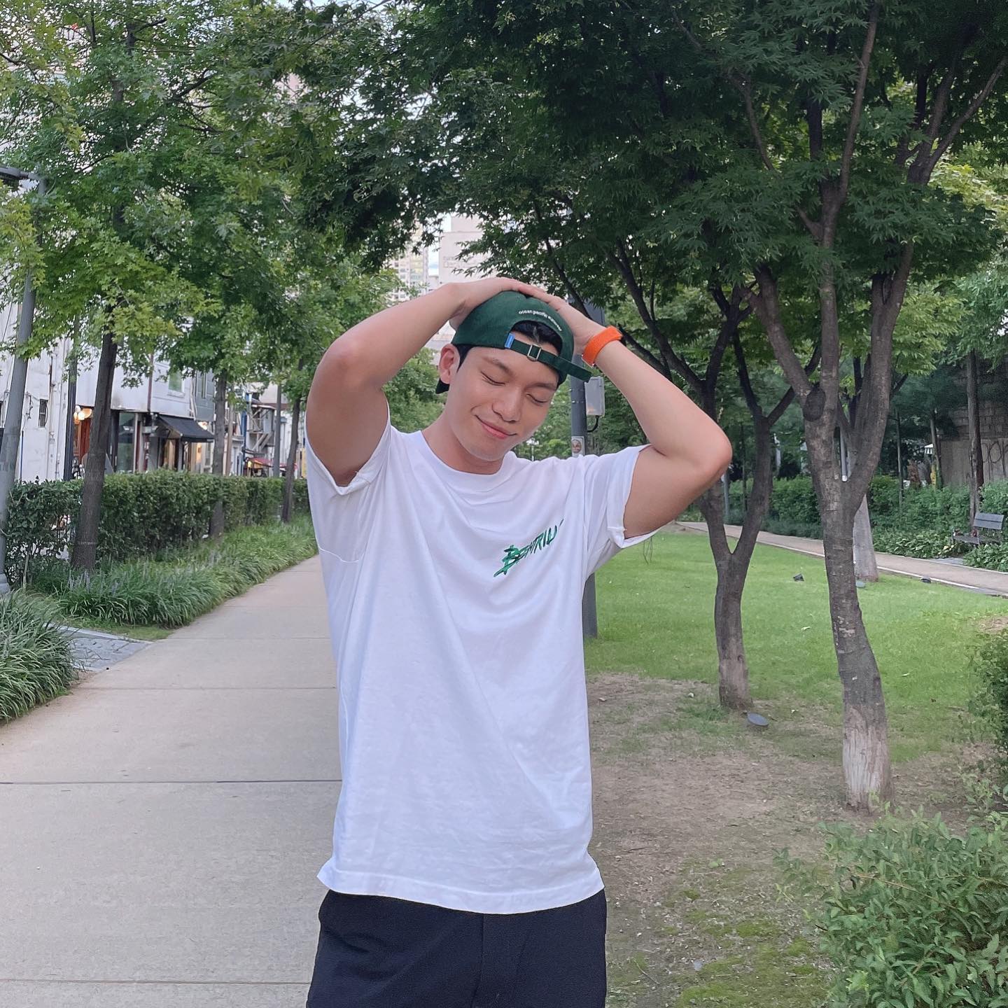 흰색 반팔에 편한 볼캡 얹기🧢 이미지5