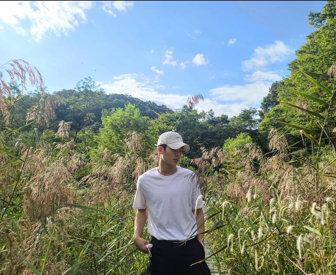 흰색 반팔에 편한 볼캡 얹기🧢 이미지8