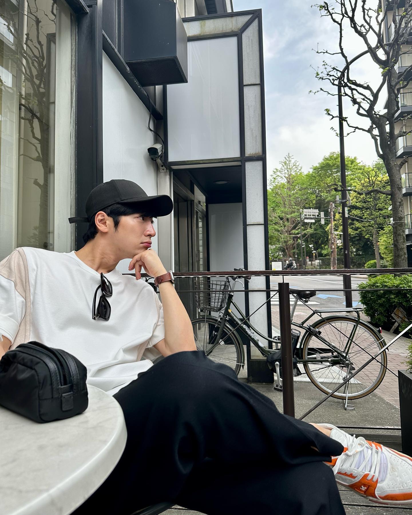 흰색 반팔에 편한 볼캡 얹기🧢 이미지4