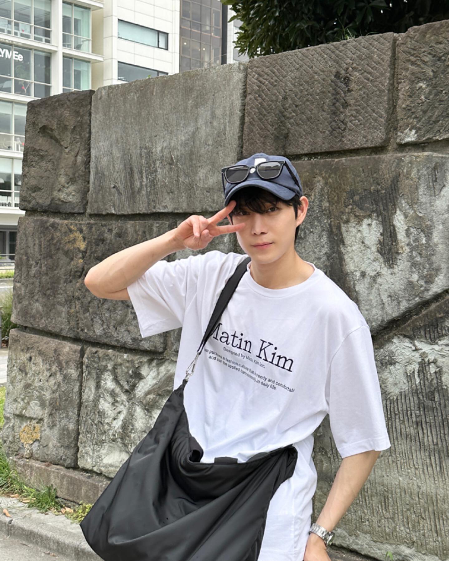 흰색 반팔에 편한 볼캡 얹기🧢 이미지3