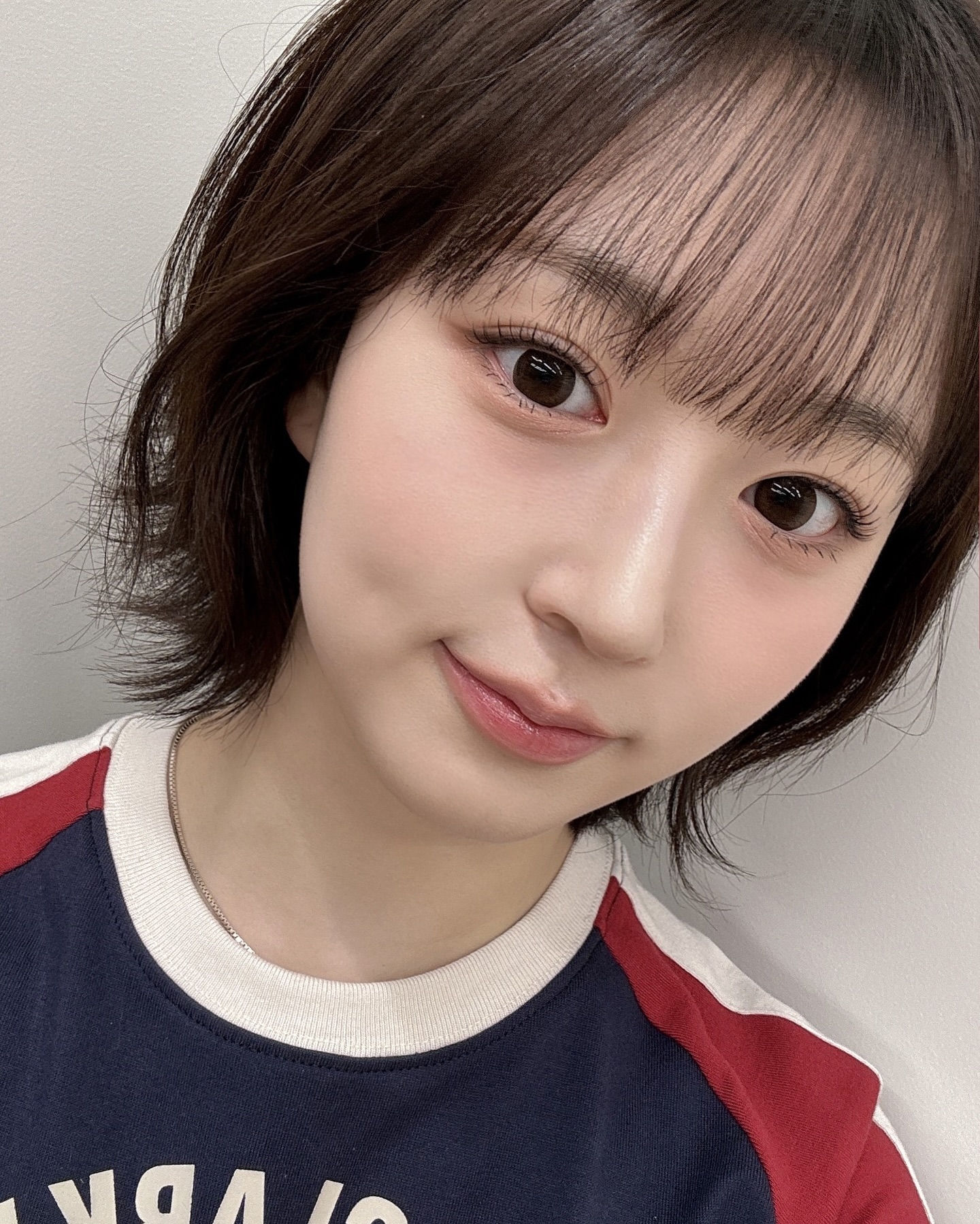 유행 조짐 보이는 하니 단발🩵🤍 이미지"