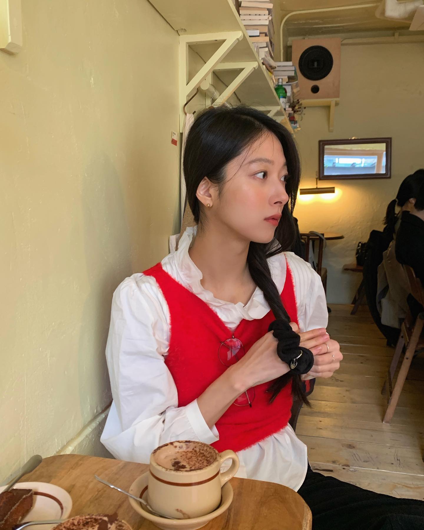 청순하게 한쪽 앞으로 땋기🌿🤍 이미지"