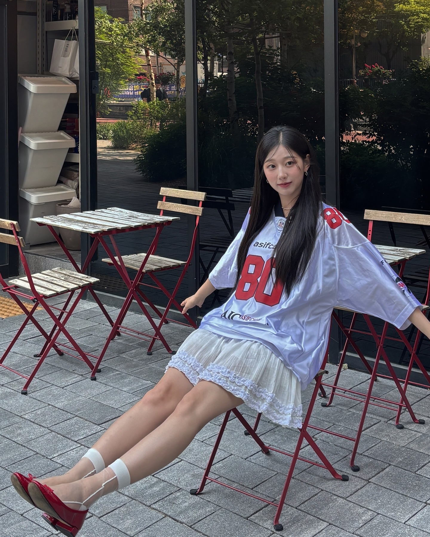블록코어의 꾸준한 인기🏟️🤍
아이템도 더 다양해진 블록코어🏀셀럽들의 코디법 @참고해🙌🏻

1. 닝닝, 나띠 - 야구 유니폼 + 버뮤다 데님

2. 쥴리, 미연 - 크롭 탑 + 농구 반바지

3. 예인, 미미 - 축구 유니폼 + 화이트 스커트

4. 여연희, 심소영 - 셔츠 + 탱크탑 + 아디다스 쇼츠 이미지5