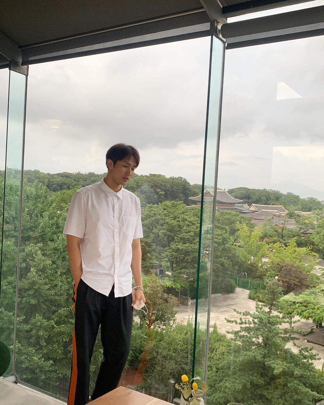 여름엔 흰 검이 국룰🎱 이미지6