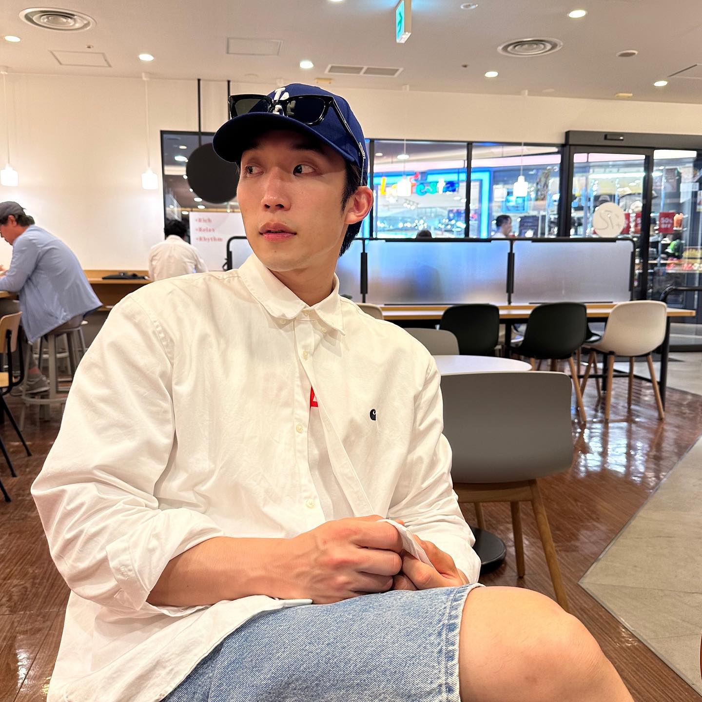 존잘러들의 선글라스 활용법😎☀️ 이미지4