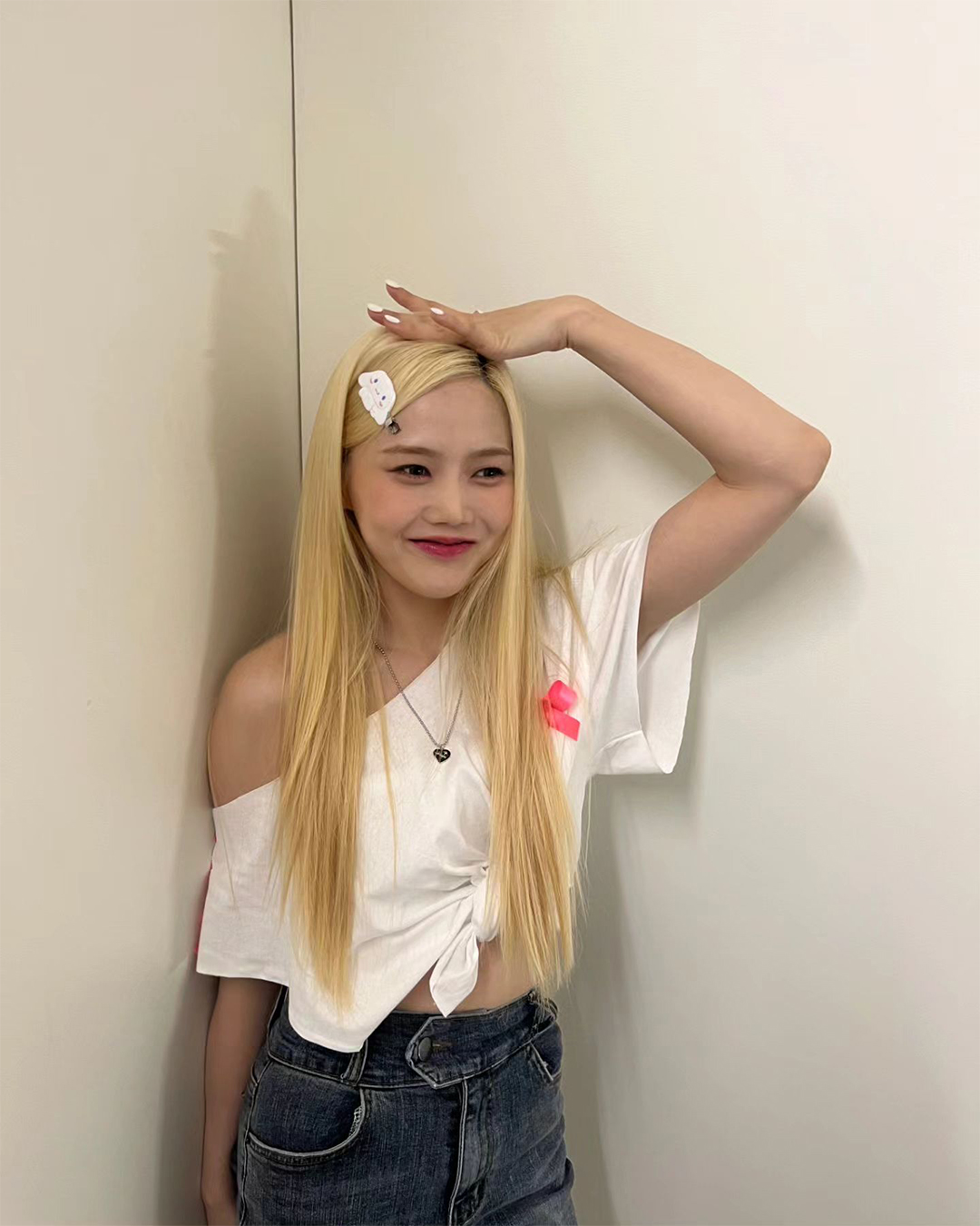 요즘 티셔츠는 비대칭 트렌드👚❤️‍🔥
한 쪽 어깨만 드러내는 오프숄더로 스타일링 @포인트해✔️ 이미지