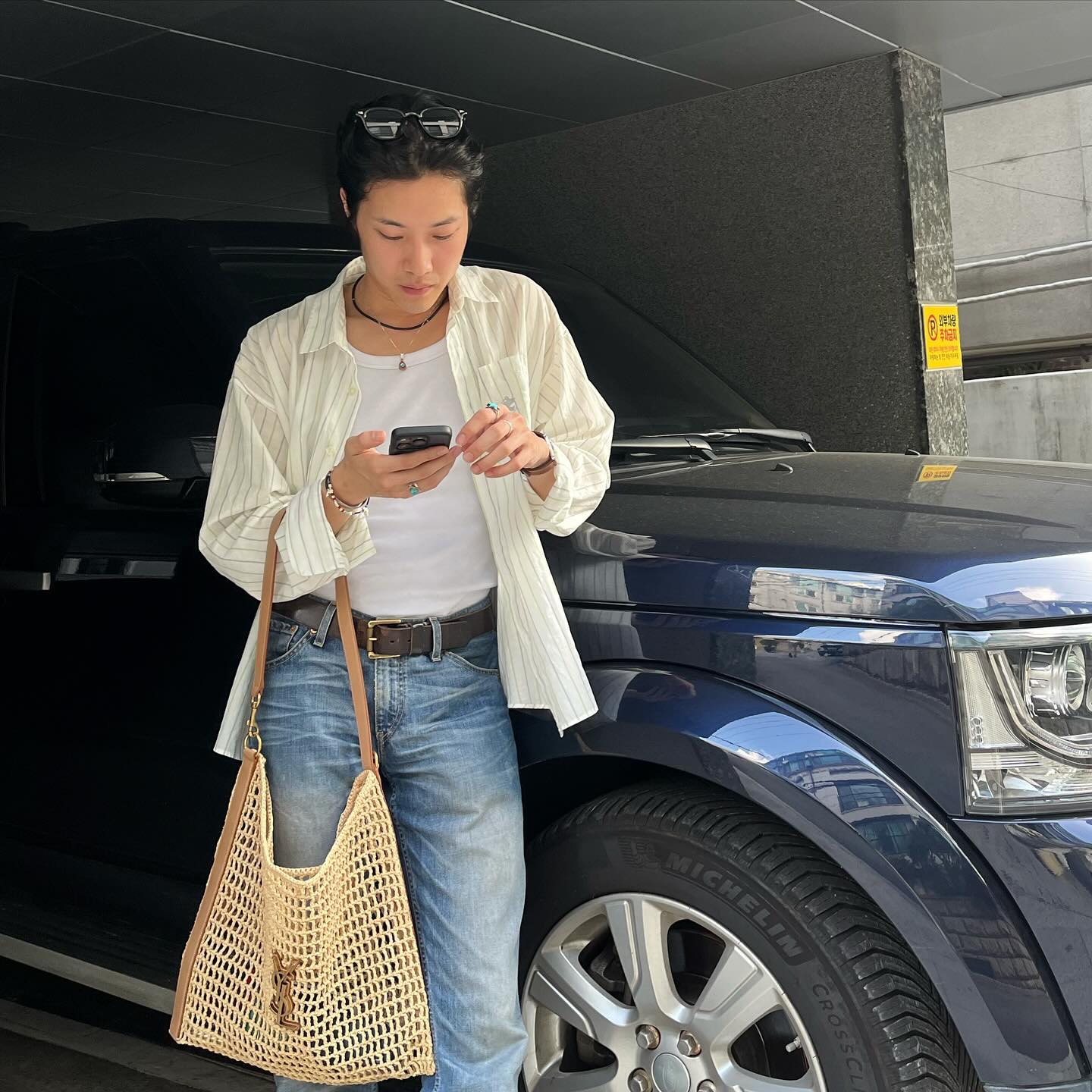 선글라스는 머리 위로 올리는게 제맛😎 이미지"