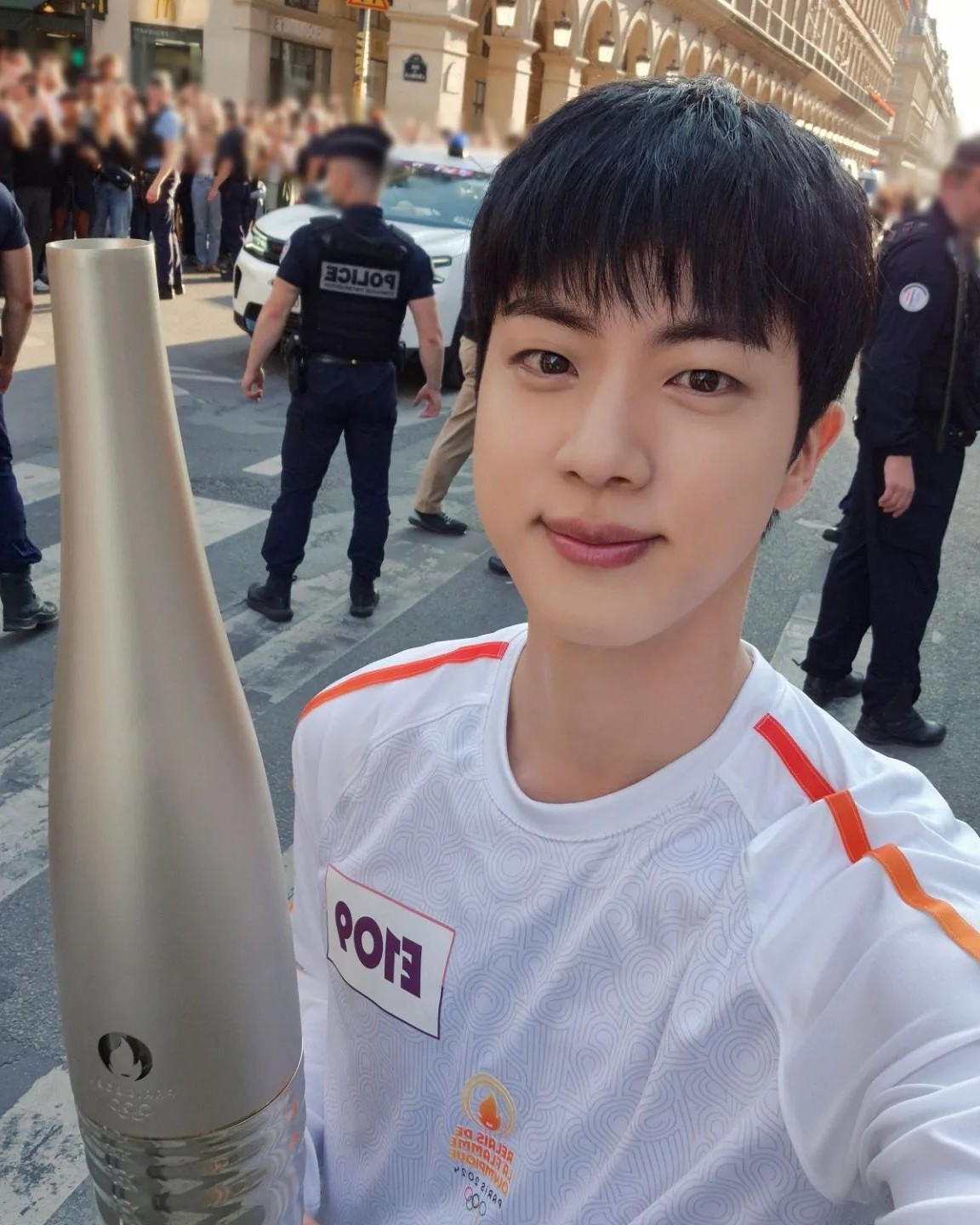 진의 성화 봉송 현장이 공개된다👀 이미지