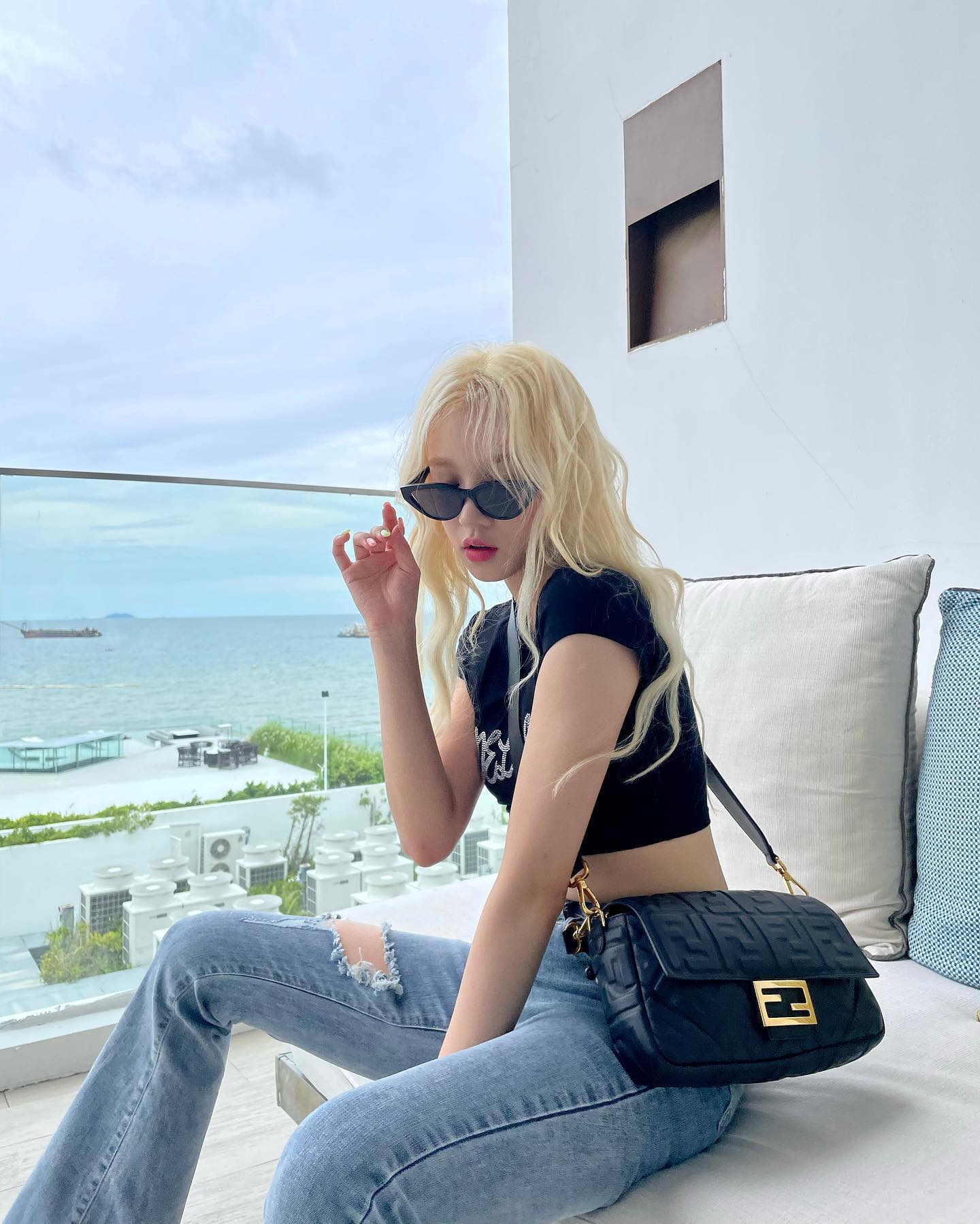 블랙 크롭 반팔티의 시크한 맛☑️ 이미지