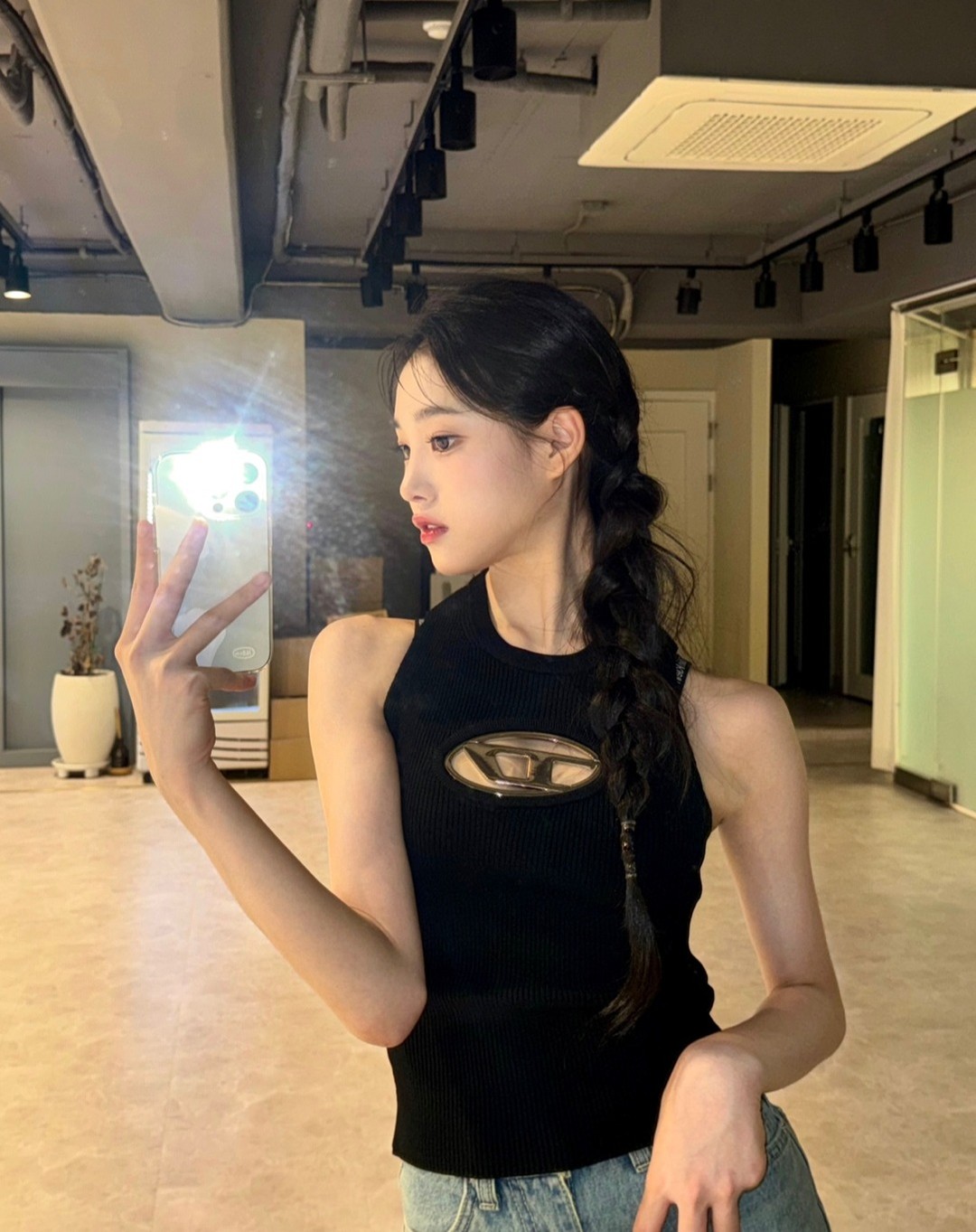 셀럽들의 민소매 브랜드는? 👀🔍 이미지"
