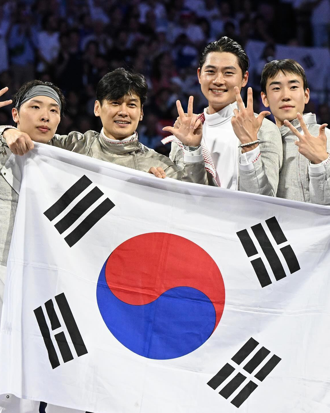 뉴 어펜져스가 동상이몽에 뜬다💙

‘뉴 어펜져스’로 불리는 펜싱 남자 사브르 국가대표팀 구본길, 오상욱, 박상원, 도경동이 SBS 예능 프로그램 ‘동상이몽 시즌2-너는 내 운명’에 출연합니다. 지난 1일 2024 파리올림픽 펜싱 남자 사브르 단체전에서 금메달을 목에 걸고 금의환향한 이들은 지난 5일 귀국 후 곧바로 ‘동상이몽’ 촬영에 임한 것으로 알려졌는데요. 올림픽 출전 비하인드 최초 공개뿐만 아니라 올림픽 출전 기간 중 둘째 아들을 얻은 구본길의 득남 후 근황도 공개될 전망입니다. 한편, ‘뉴 어펜져스’가 출격하는 '동상이몽2'는 오는 12일 방송될 예정입니다. 이미지