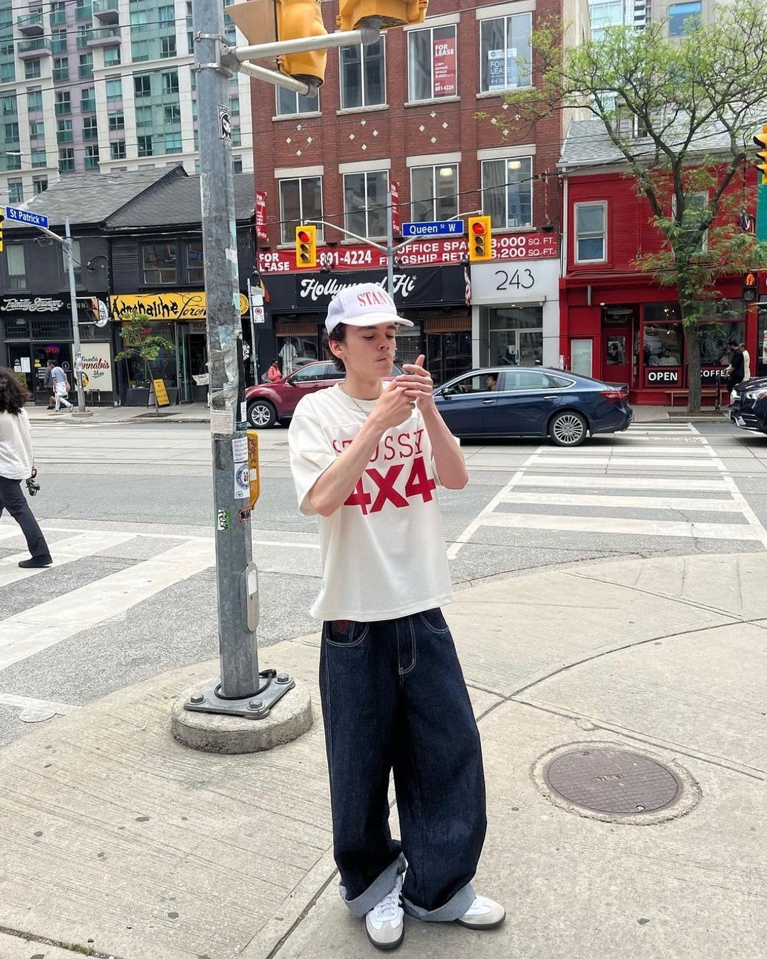 더울 땐 살짝 데님 롤업하기👖 이미지