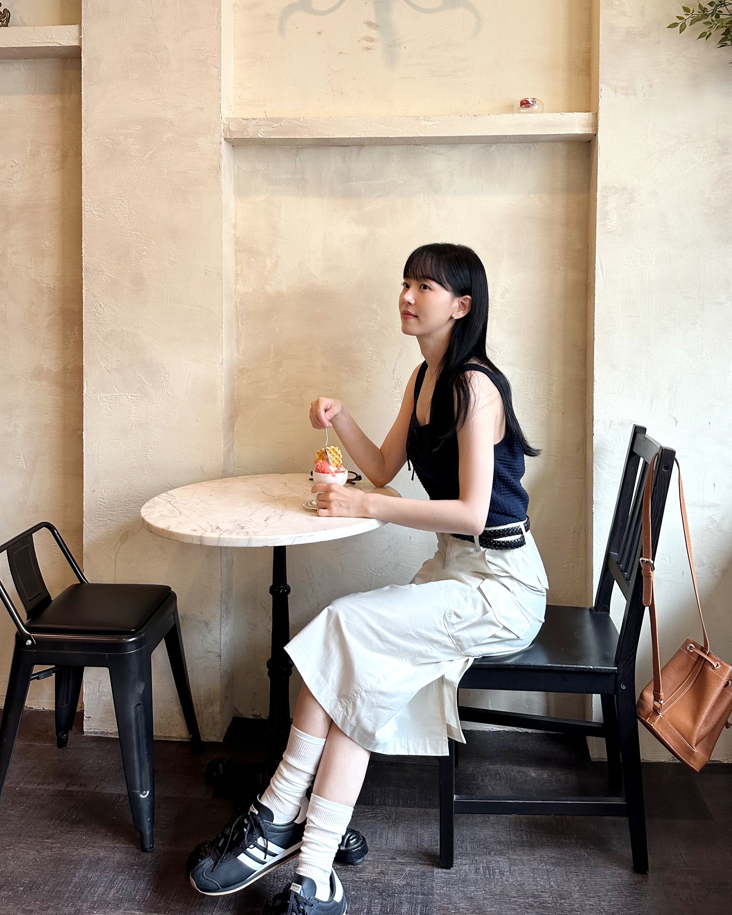 올여름 셀럽들 신발은🖤아디다스 이미지"