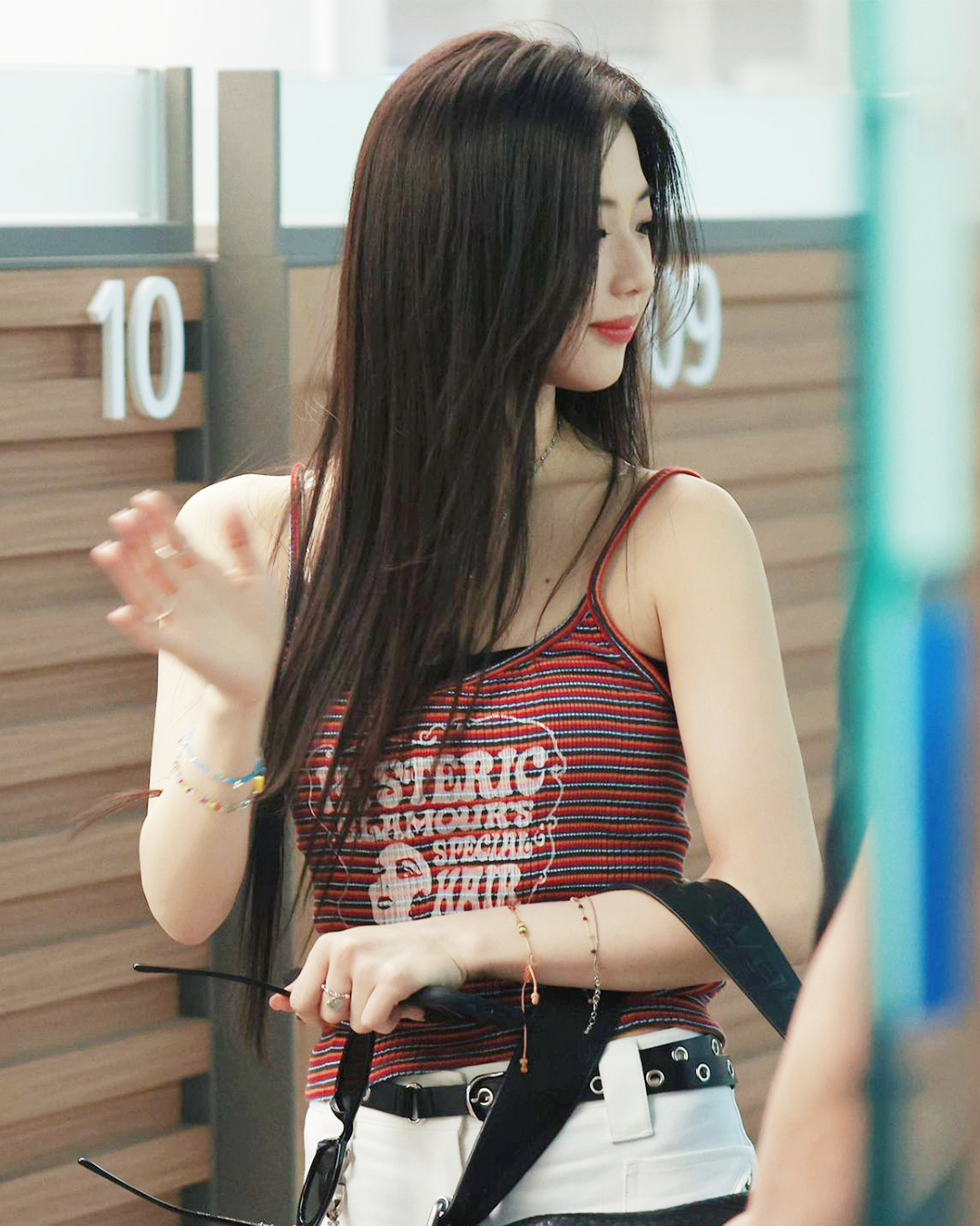 여돌들 요즘 반팔&나시❤️‍🔥@히글 이미지"