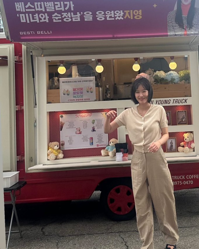 2024 FW 대표 컬러🤎브라운

아침저녁으로 선선해진 날씨를 보니 가을이 곧 다가오고 있음을 느낍니다. 이 시점에서 주목해야 할 것은 바로 이번 가을과 겨울의 대표 트렌드 컬러인 브라운입니다! 따뜻한 브라운 컬러는 차분하면서도 최근 유행하는 미니멀룩과 드뮤어룩에 완벽하게 어울리는데요. 이번 가을에는 셀럽들의 브라운 아이템을 참고하여 멋진 가을을 맞이해 보세요!

1. 이청아: 생로랑(가방) - 스웨이드 소재의 LE 5 À 7 소프트 라지 백

2. 윈터: 폴로 랄프 로렌(가방) - 폴로 ID 스웨이드 미니 숄더백

3. 허영지: 스탠드오일(가방) - 오블롱백

4. 김지영: 제너럴아이디어(상의) - 시그니처 울 크루넥 가디건

5. 신현빈: 레이브(아우터) - 트러커 재킷 인 브라운

6. 효민: 마르디 메크르디 악티프(하의) - 뷰르 얼티밋 컴포트 바이커 레깅스 더 플라워(BEURRE ULTIMATE COMFORT biker leggings theflower)

7. 임수향: 시야쥬(하의) - SIPT7125 와샤 퍼티그 팬츠 이미지