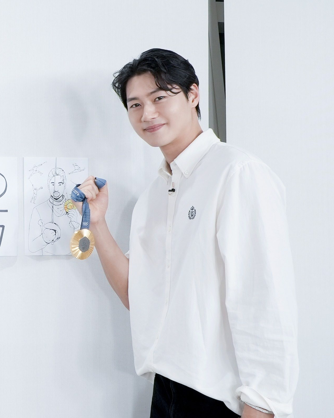 오상욱은 지금 연애중?👩🏻‍❤️‍👨🏻

펜싱 국가대표 오상욱과 한일 혼혈 모델 하루카 토도야와의 열애설이 다시 불거졌습니다. 지난 2일 방송된 '동상이몽 시즌2-너는 내 운명’에서 오상욱은 "난 키가 크고, 멋있는 사람이 좋다. 예쁜 건 싫다. 멋있어야 한다. '걸크러시'와 비슷할 수 있겠다. 여성스러운 것보다 시원스러운 게 좋다"며 구체적인 이상형을 밝혔는데요. 두 사람이 서로 인스타그램 계정을 팔로우 했으며, ‘좋아요’와 ‘아름다워, 네 거는 내 거 내 거도 내 거’ 등 애정과 장난기 가득한 댓글을 주고받은 점, 하루카 토도야가 지난해부터 꾸준히 한국을 찾은 것이 이들의 열애 증거로 제시됐죠. 앞서 오상욱은 지난해 11월 김준호 유튜브 채널 ‘준호말고준호’에 출연해 여자친구가 있다고 직접 밝힌 바 있어 다시금 온라인상에서 뜨겁게 주목을 받고 있습니다. 이미지
