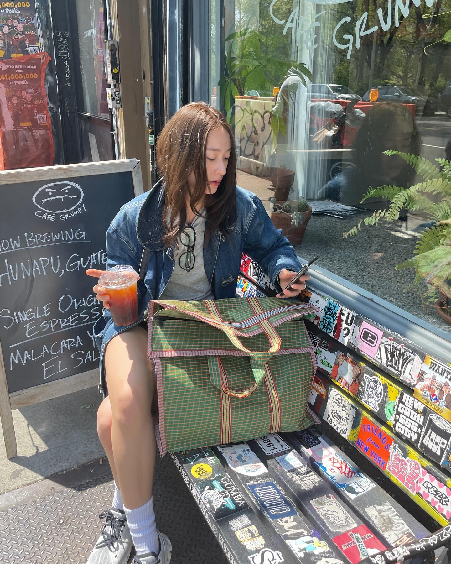 요즘 품절대란 브랜드👟온러닝
옷 잘 입는 셀럽 Pick 온러닝 운동화 4

1. 김나영: 온러닝 클라우드 5 워터프루프 올 블랙

2. 크리스탈: 온러닝 클라우드 X3 스니커즈

3. 안소희: 로에베 x 온러닝 클라우드틸트 2.0

4. 차정원: 온러닝 x 포스트 아카이브 팩션 클라우드몬스터 2 이미지3