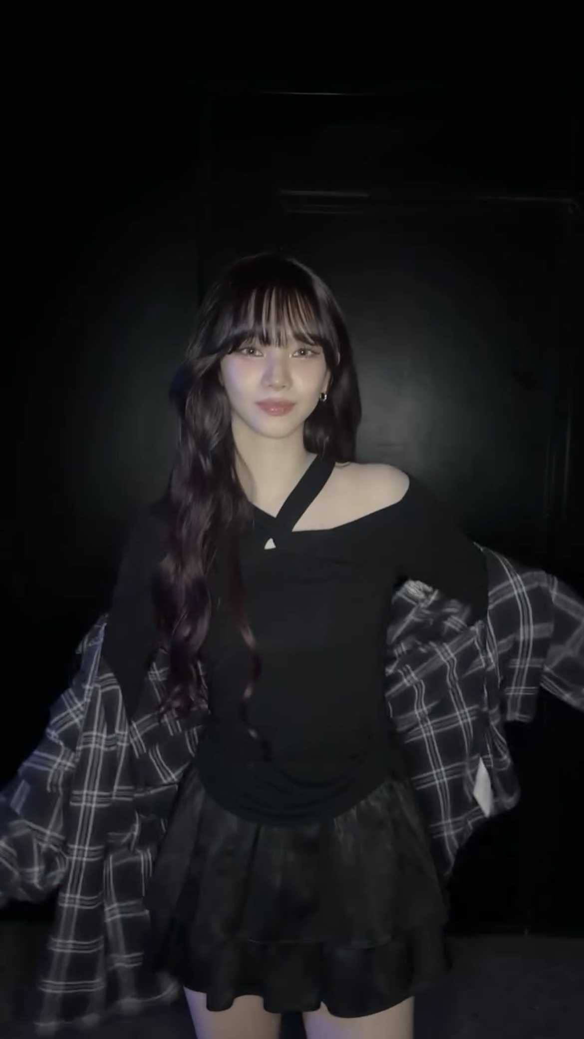 어깨에 영혼이 가득담긴 카리나의 옴브리뉴 챌린지🖤누가 이렇게 귀여우래🐈‍⬛ 이미지