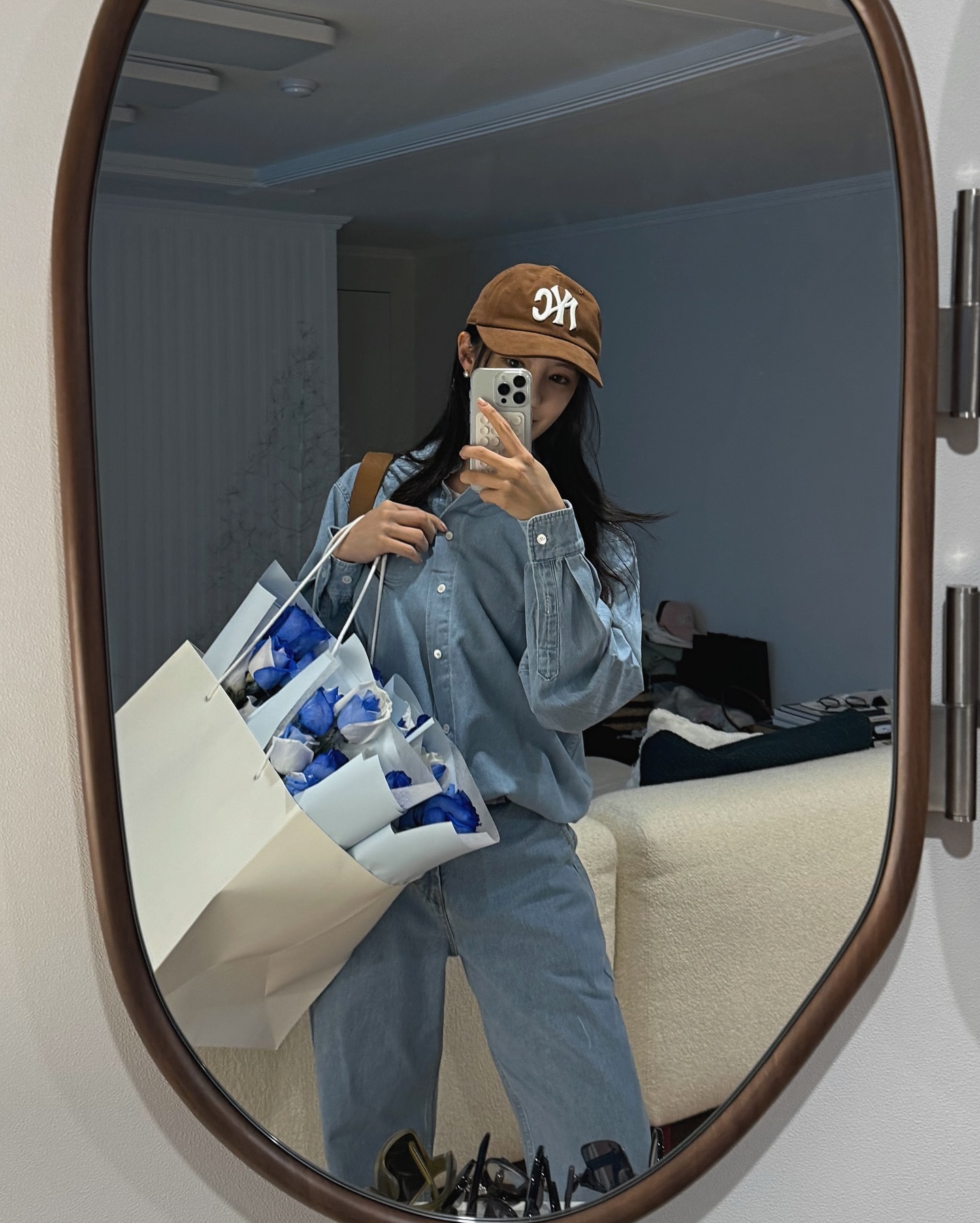 4가지 스타일의 셋업 추천 코디💙
다양한 무드로 연출하는 셋업 스타일링4👔👖

1. 데님 셋업

2. 그레이 블레이저 + 롱스커트

3. 베이지 자켓 + 팬츠

4. 트레이닝 셋업 이미지
