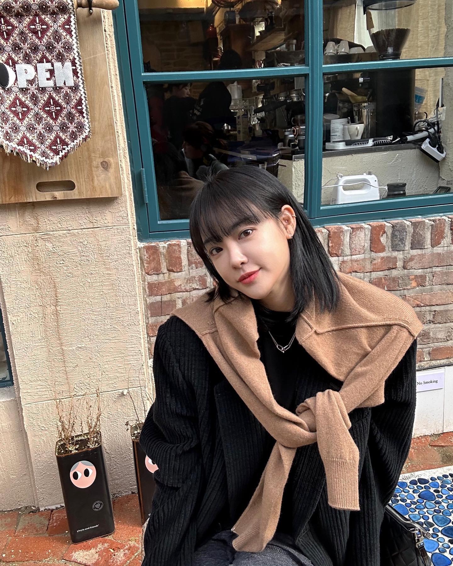 가디건으로 완성하는 포인트룩✨

요즘처럼 일교차가 큰 날에는 입고 벗기 편한 가디건이 정말 유용하죠. 특히 더운 낮에는 가디건을 묶어서 새로운 스타일로 변신할 수 있습니다. 

가장 기본적인 스타일은 어깨에 두르는 것인데요. 요즘에는 자켓 위에 얹어 하나의 멋진 코디를 완성하기도 합니다.

또는 포인트가 되는 컬러의 가디건을 허리에 둘러 센스 있는 스타일링을 연출해 보세요! 이미지