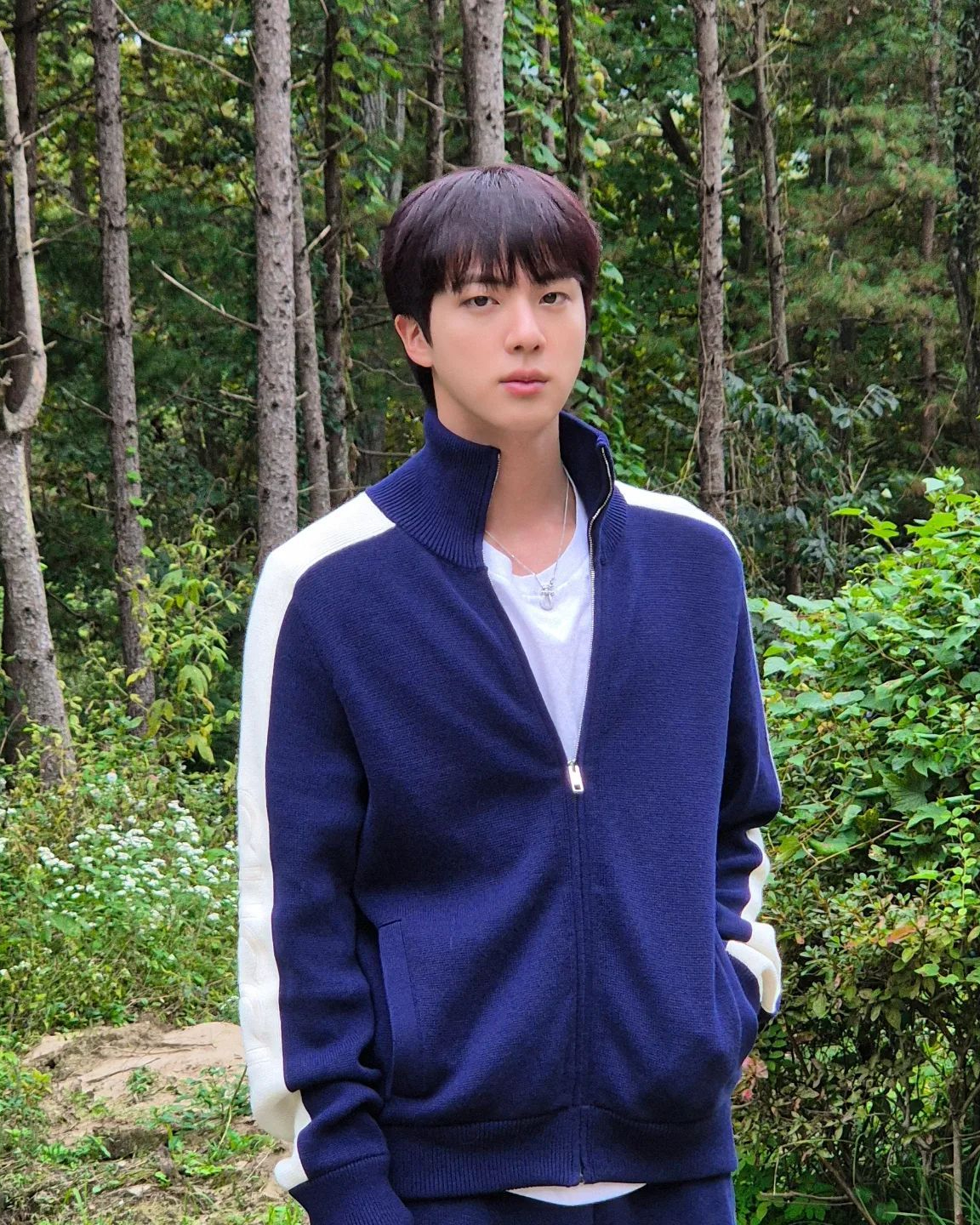 팬들이 시키는거 다 한다💜 BTS 진, '살롱드립2'출연

방탄소년단(BTS) 진이 장도연이 진행하는 토크 프로그램 ‘살롱드립2’에 출연합니다! '살롱드립2'는 팬들이 적극 추천한 콘텐츠 중 하나로, 진이 팬들과의 소통을 위해 출연을 결심했다고 하네요. 지난 6월 12일 군대를 전역한 이후 ‘달려라 석진’ 등 다양한 예능 콘텐츠에 참여하면서 활발히 활동 중이지만 토크쇼 출연은 처음 인데요. 과연 어떤 이야기를 나눌까요? 오는 11월 5일 방송을 통해 확인해 보세요📺👀 이미지