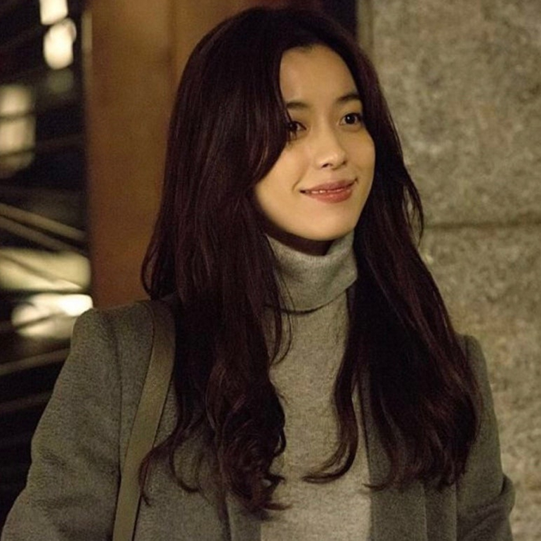 찾았다 내 추구미👀🤎

뮤트한 색감으로 가을과 겨울 룩을 완성한 작품 속 배우들의 레전드 착장을 소개합니다. 

부드러운 컬러가 주는 포근함이 어우러져 세련미와 분위기를 자아내는 아웃핏들은 여전히 많은 이들에게 회자되고 있는데요. 

여러분들의 베스트 픽은 무엇인가요? 셀럽들의 스타일을 참고해 멋진 코디를 완성해 보세요✨

1. 드라마 <졸업> 정려원

2. 드라마 <안나> 수지

3. 드라마 <유미의 세포들> 김고은

4. 영화 <뷰티 인사이드> 한효주 이미지