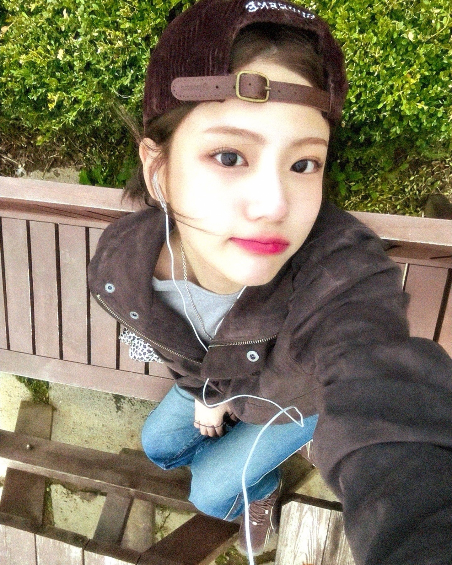 볼캡을 쓰는 3가지 방법🧢

1. 꾸러기미 낭낭하게 거꾸로 쓰기

2. 귀 뒤로 머리를 넘기지 않고 푹 눌러쓰기

3. 로우번으로 머리 묶은 채 쓰기 이미지