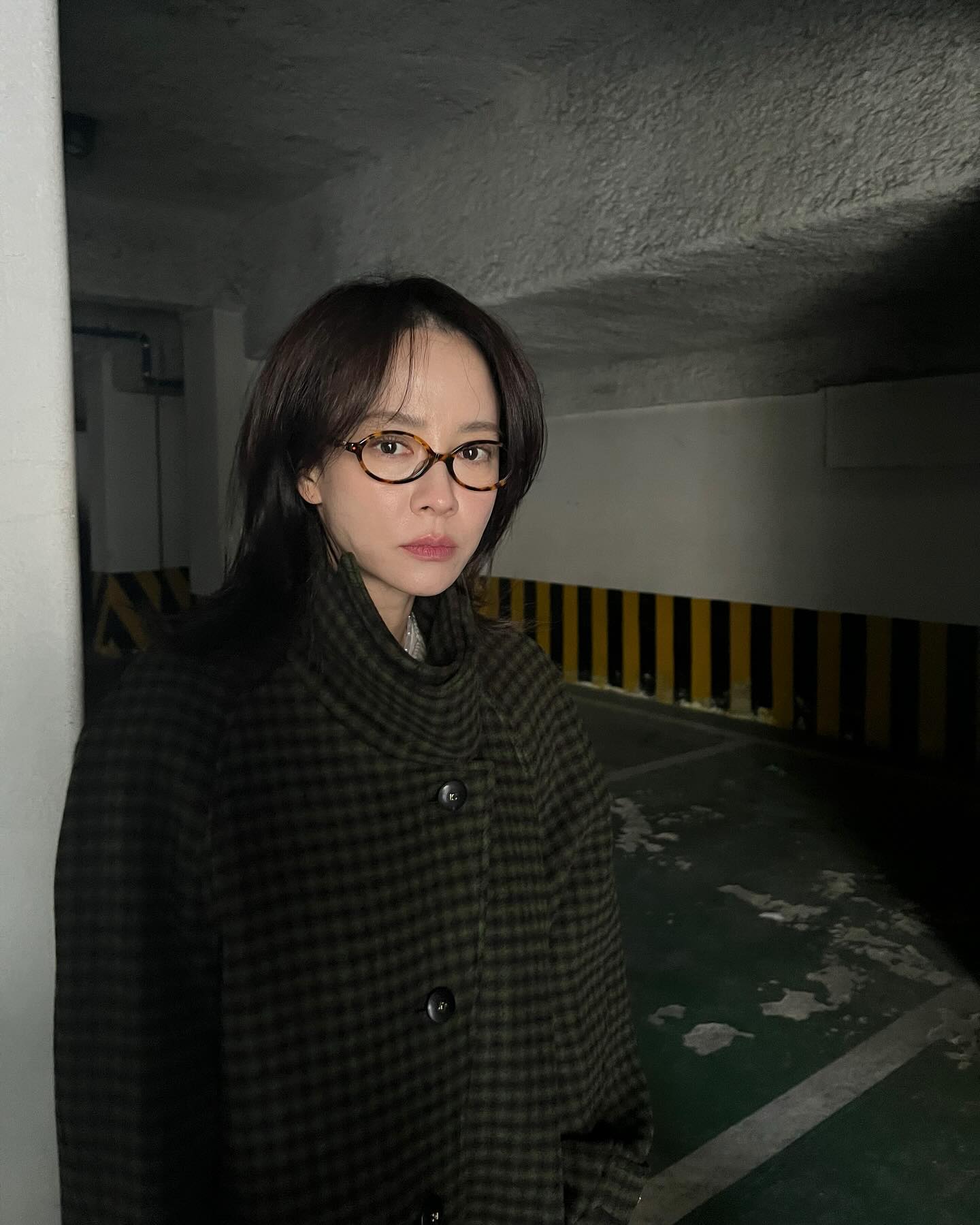 쓰기만 해도 트렌디한 요즘 핫템👓
동그란 레오파드 안경으로 힙한 무드 연출해봐🐆🖤 이미지