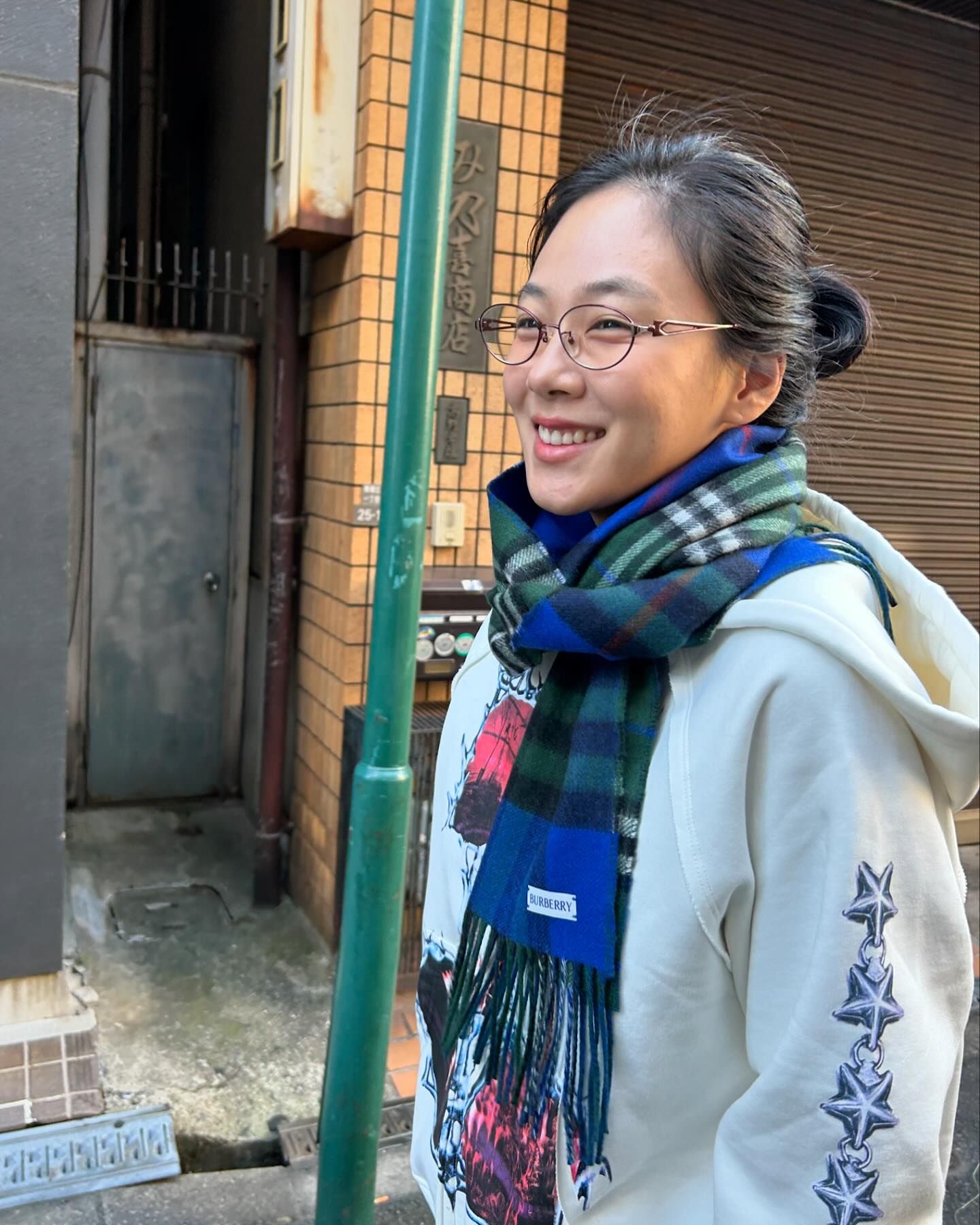 연말느낌 나는 버버리 체크 머플러🤎🎄
캐주얼&클래식한 룩에 포인트로 딱이야❤️ 이미지