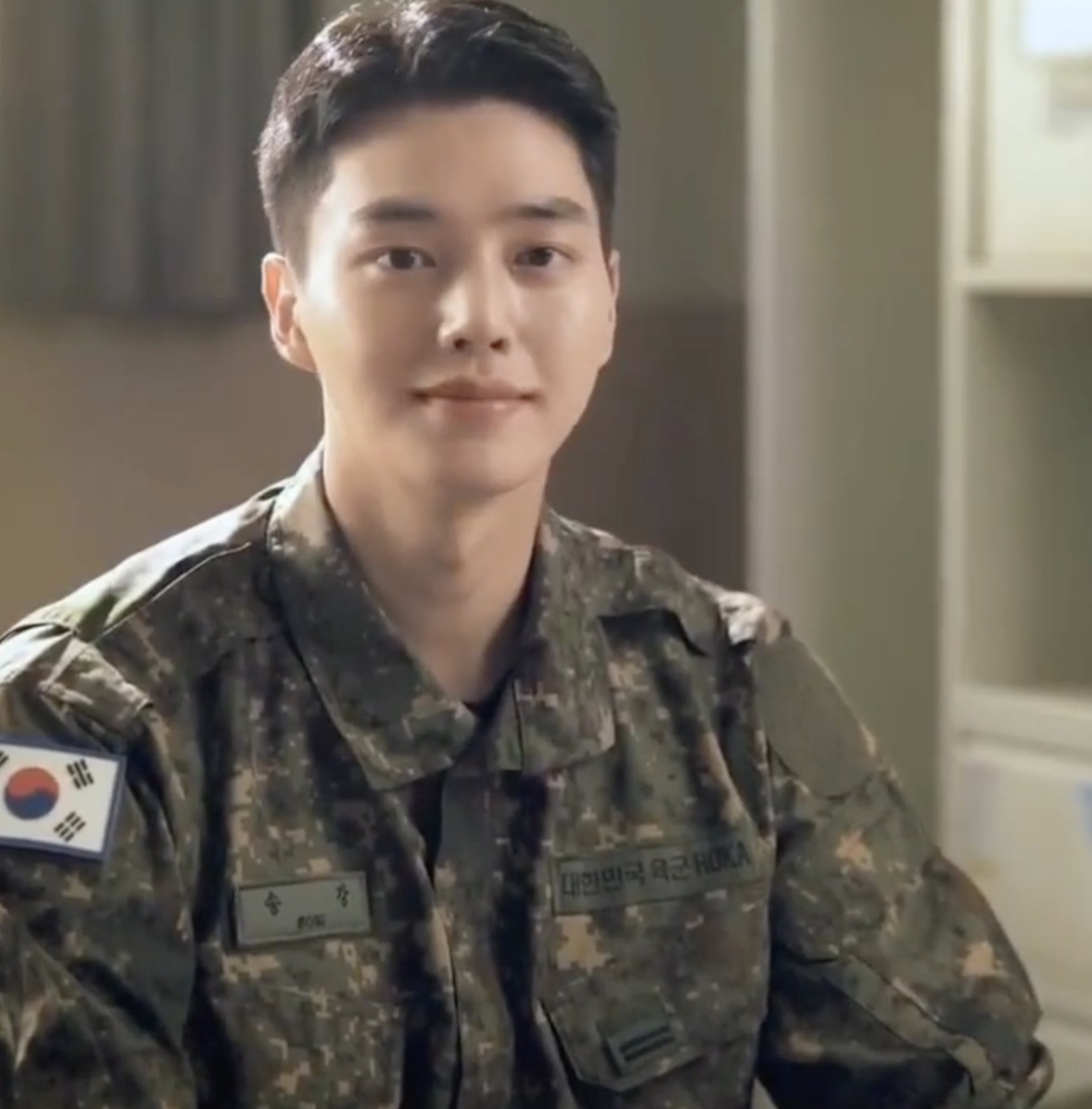 송강은 퍼스널 컬러가 군복?💚🖤
국방 헬프콜 캠페인 영상에 모습을 드러낸 송강✨ 이미지