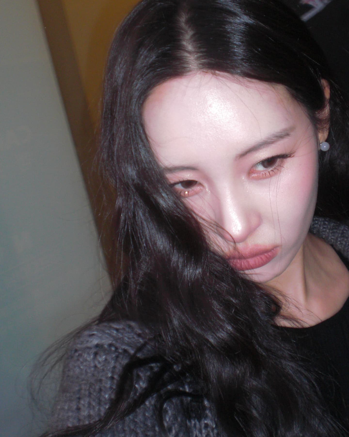 올겨울은 매트립이 트렌드💄

올겨울 립 메이크업은 매트립을 시도해보세요!
최근들어 화장품 브랜드에서 하나, 둘 뽀용-한 질감의 매트립을 선보이고 있기 때문이죠.

화려함보단 차분함을 선호하는 요즘 트렌드 영향일까요?
저도 올겨울엔 파우치에 잠자고 있던 매트립 제품을 다시 깨워줘야겠습니다😉 이미지