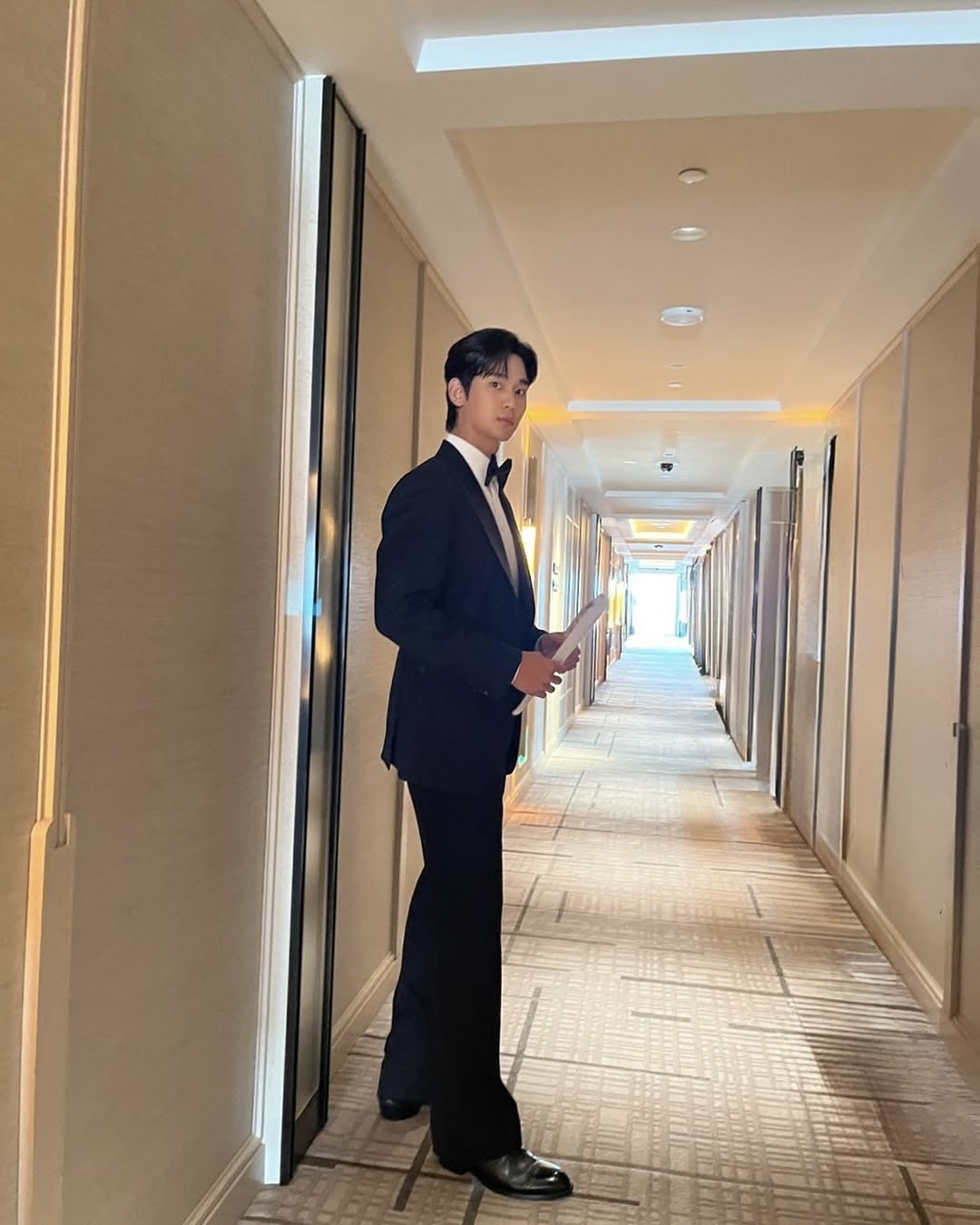 김수현, 이제는 프라다 엠버서더🖤

이탈리아 럭셔리 패션 하우스 프라다가 배우 김수현을 엠버서더로 발탁하였습니다. 김수현은 최근 드라마 ‘눈물의 여왕’ 등을 통해 전 세계 대중을 사로잡았는데요. 180cm가 넘는 키와 작은 얼굴로 항상 스타일리시한 모습을 보여주는 배우죠. 드라마에서도 보여준 멋진 핏을 이제 프라다와 함께 만나볼 수 있겠네요! 

변우석, 김수현 등 핫한 남자 배우들은 모두 프라다 엠버서더가 되었습니다😎 프라다 아이템을 착장한 그들, 어서 만나보길 기대합니다🙏 이미지