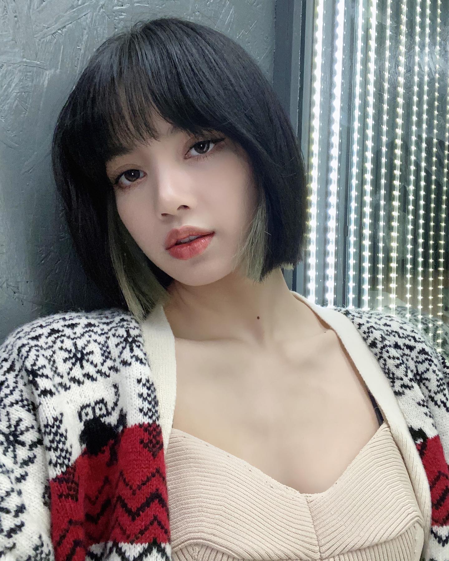 투톤 헤어 유행 다시 오나요?👩🏻‍🦰🖤

최근 박보영이 선보인 투톤 헤어는 제니, 태연, 리사 등 여러 셀럽들이 시도했던 스타일인데요. 머리카락 전체가 아닌 일부나 숨겨진 부분만 탈색해 부담을 줄이고 유니크한 매력을 강조한 헤어스타일입니다.

많은 사람들에게 사랑받았던 만큼, 투톤 헤어가 다시 유행할 가능성도 충분히 있을 것 같습니다.💛 이미지7