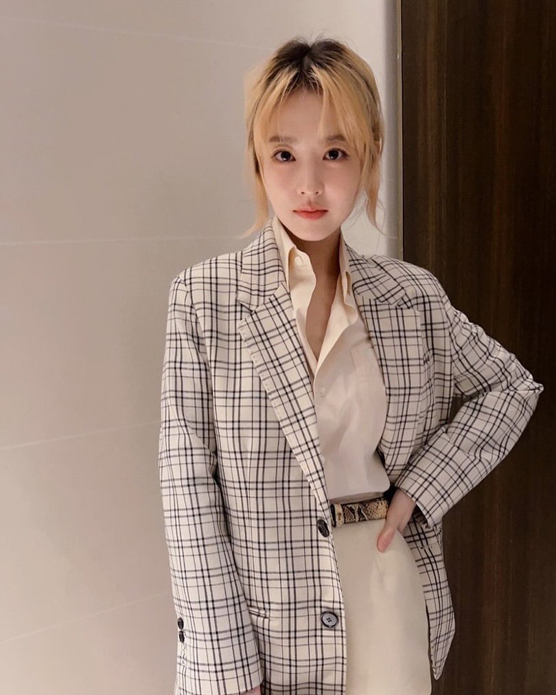 투톤 헤어 유행 다시 오나요?👩🏻‍🦰🖤

최근 박보영이 선보인 투톤 헤어는 제니, 태연, 리사 등 여러 셀럽들이 시도했던 스타일인데요. 머리카락 전체가 아닌 일부나 숨겨진 부분만 탈색해 부담을 줄이고 유니크한 매력을 강조한 헤어스타일입니다.

많은 사람들에게 사랑받았던 만큼, 투톤 헤어가 다시 유행할 가능성도 충분히 있을 것 같습니다.💛 이미지2