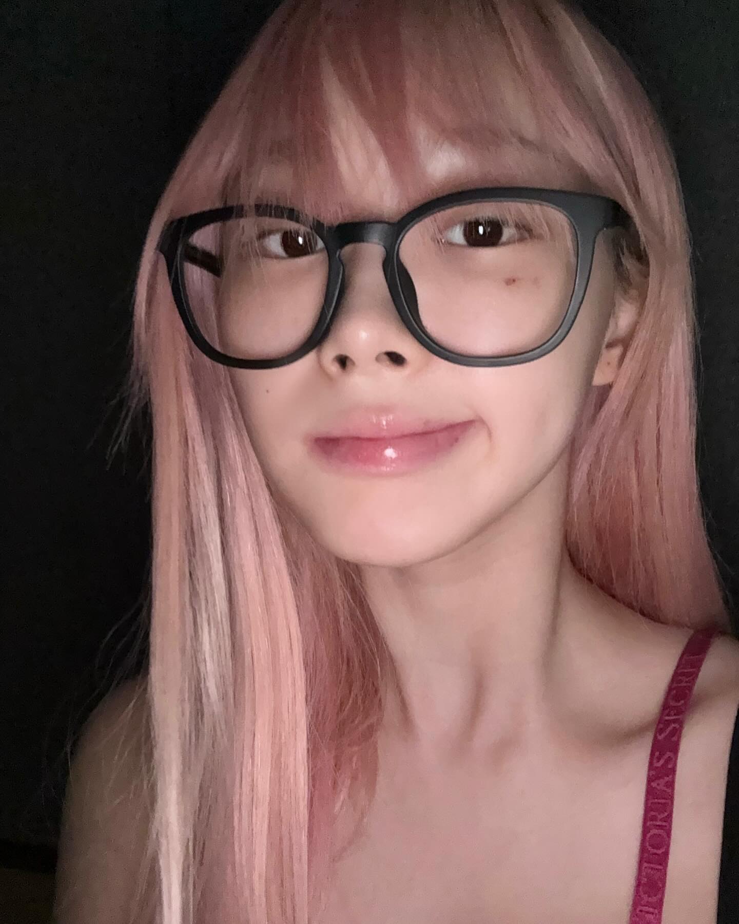섹시한 교포미가 매력인 여돌 4✨
핫걸 바이브로 유명한 여자아이돌들을 모아모아❤️‍🔥

1. 에스파 지젤
2. 미야오 가원
3. 블랙핑크 로제
4. 캣츠아이 윤채 이미지5