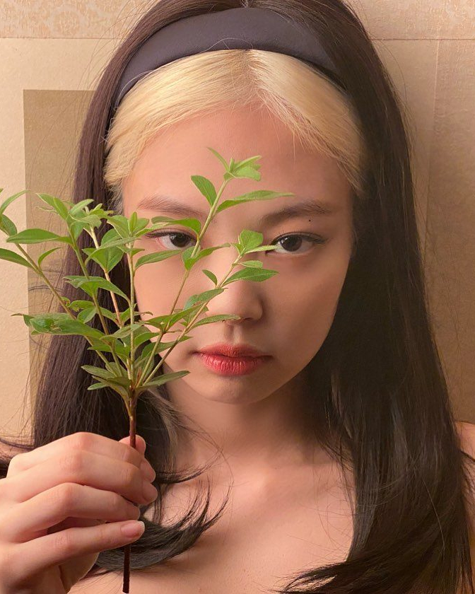 투톤 헤어 유행 다시 오나요?👩🏻‍🦰🖤

최근 박보영이 선보인 투톤 헤어는 제니, 태연, 리사 등 여러 셀럽들이 시도했던 스타일인데요. 머리카락 전체가 아닌 일부나 숨겨진 부분만 탈색해 부담을 줄이고 유니크한 매력을 강조한 헤어스타일입니다.

많은 사람들에게 사랑받았던 만큼, 투톤 헤어가 다시 유행할 가능성도 충분히 있을 것 같습니다.💛 이미지3