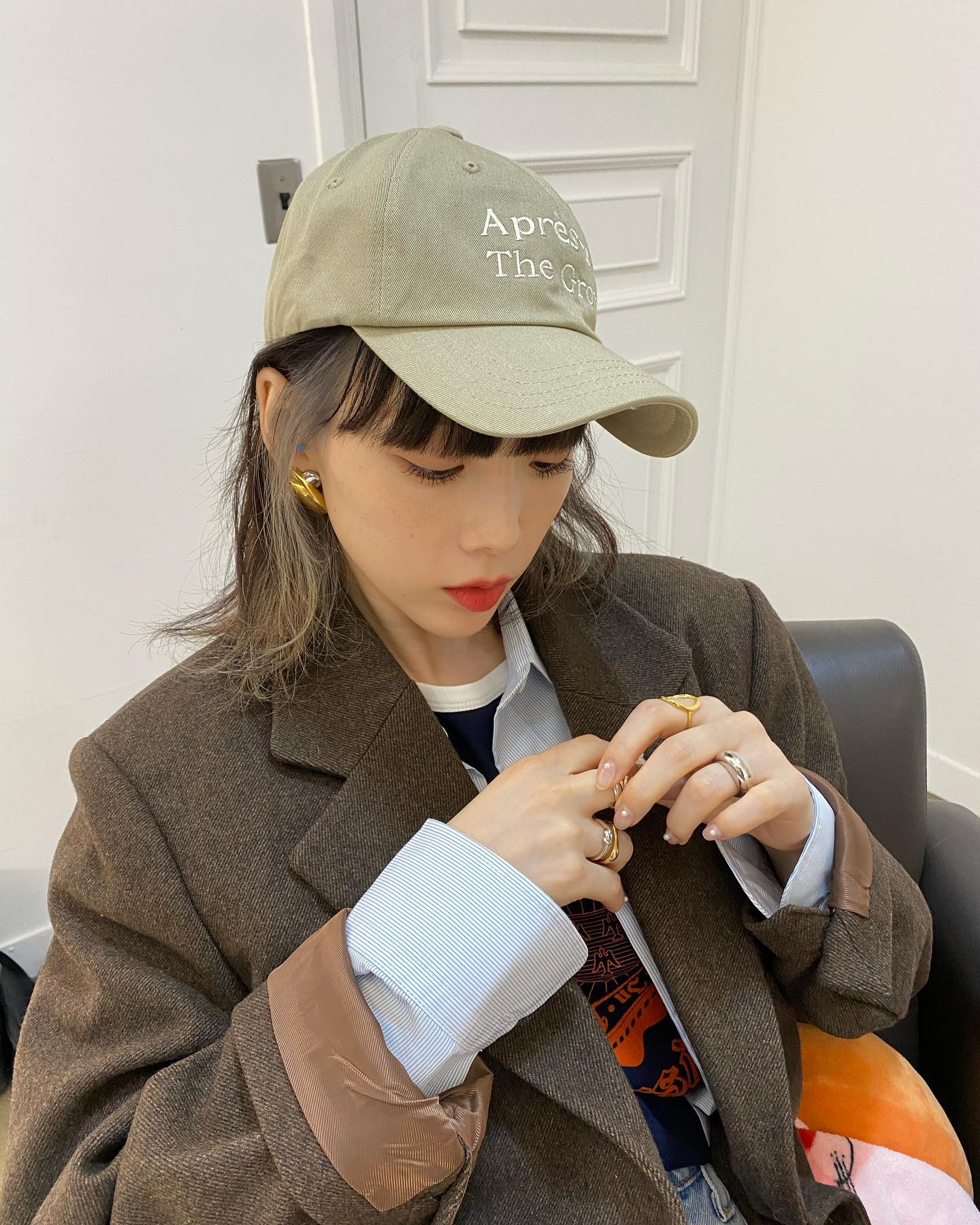 투톤 헤어 유행 다시 오나요?👩🏻‍🦰🖤

최근 박보영이 선보인 투톤 헤어는 제니, 태연, 리사 등 여러 셀럽들이 시도했던 스타일인데요. 머리카락 전체가 아닌 일부나 숨겨진 부분만 탈색해 부담을 줄이고 유니크한 매력을 강조한 헤어스타일입니다.

많은 사람들에게 사랑받았던 만큼, 투톤 헤어가 다시 유행할 가능성도 충분히 있을 것 같습니다.💛 이미지6