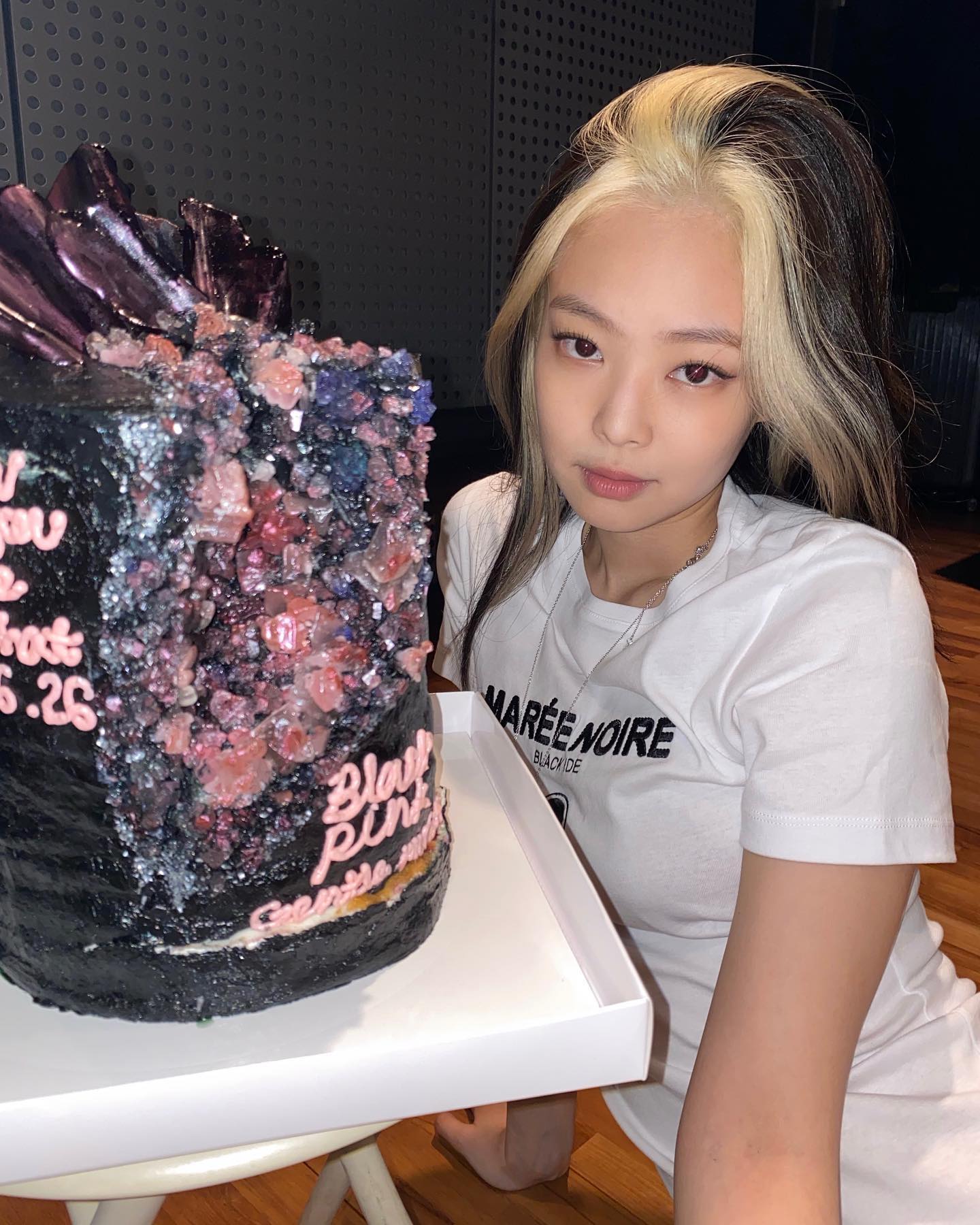 투톤 헤어 유행 다시 오나요?👩🏻‍🦰🖤

최근 박보영이 선보인 투톤 헤어는 제니, 태연, 리사 등 여러 셀럽들이 시도했던 스타일인데요. 머리카락 전체가 아닌 일부나 숨겨진 부분만 탈색해 부담을 줄이고 유니크한 매력을 강조한 헤어스타일입니다.

많은 사람들에게 사랑받았던 만큼, 투톤 헤어가 다시 유행할 가능성도 충분히 있을 것 같습니다.💛 이미지4