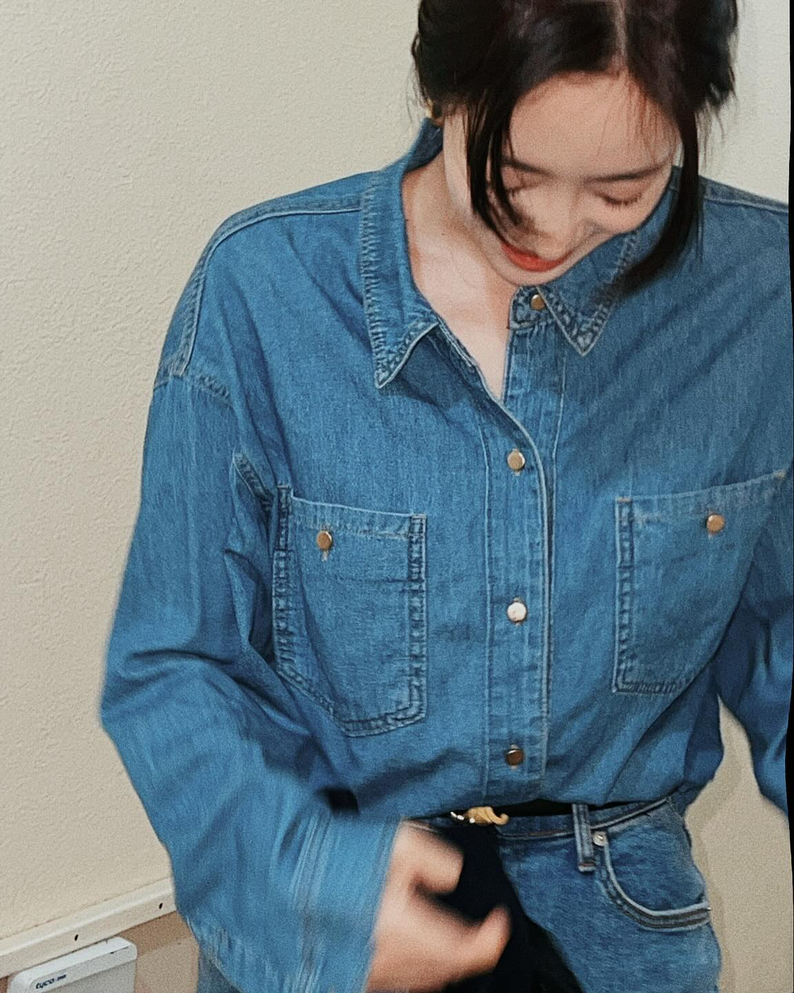 올해 셔츠 트렌드 첫타자는 데님💙
진청부터 중청, 청청 코디까지 너무 예쁘잖아👖 이미지