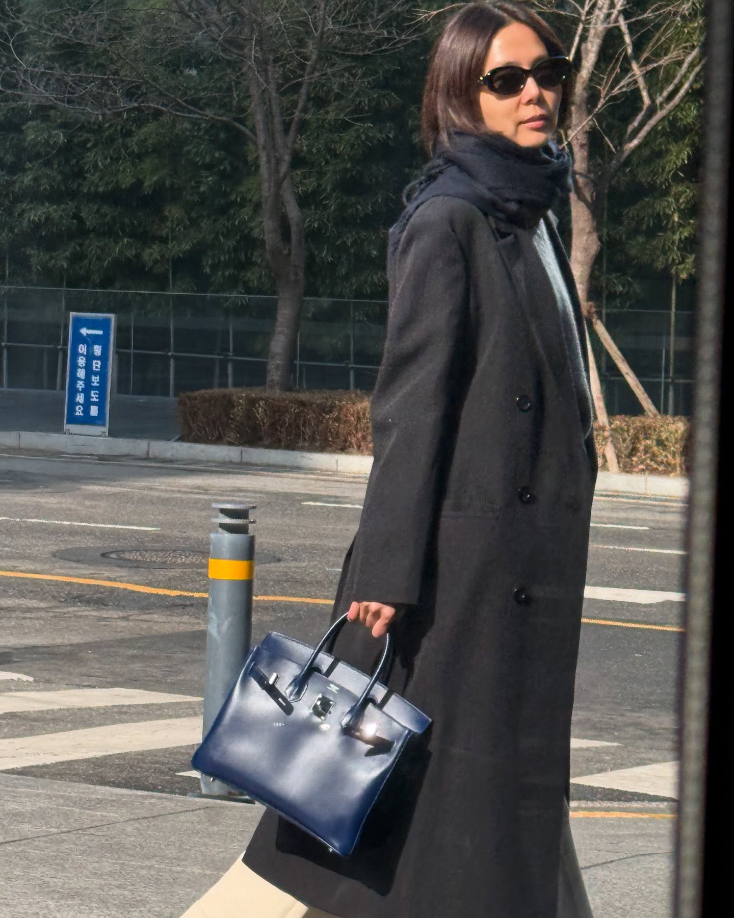 저도 버킨 잘 들 수 있어요..🥹

연예인들의 찐 사복에서 자주 보이는 아이템이 있죠. 바로 에르메스 버킨 백입니다.

김나영도 더 로우 코트에 에르메스 버킨 백을 매치한 모습을 업로드했죠. 강민경도 뉴 블루 진 컬러 버킨 백에 꽃을 꽂은 사진을 게시한 적도 있었고요. 꽃과 가방의 색 조합이 찰떡이네요💐 드라마 ‘나의 완벽한 비서’에서 CEO 역할답게 버킨 백을 매치한 모습을 보여준 한지민도 있습니다.

티아라 멤버 효민은 샤넬 블랙 가디건과 블랙 버킨 백으로 시크한 하객룩을 연출했네요. 배우 이요원은 깜찍한 키링으로 버킨 백에 귀여움을 한 스푼 더했습니다. 제니퍼 로페즈는 크로커다일 버킨 백을 들었네요.

리얼웨이에서도 버킨 백은 은근히 많이 보이는 아이템인데요. 슬랙스와 함께 포멀한 느낌뿐만 아니라, 청바지와 함께 매치하면 캐주얼하게도 연출할 수 있죠. 언젠가 버킨 백을 소장하게 될 날을 위해… 저장 완📁 이미지