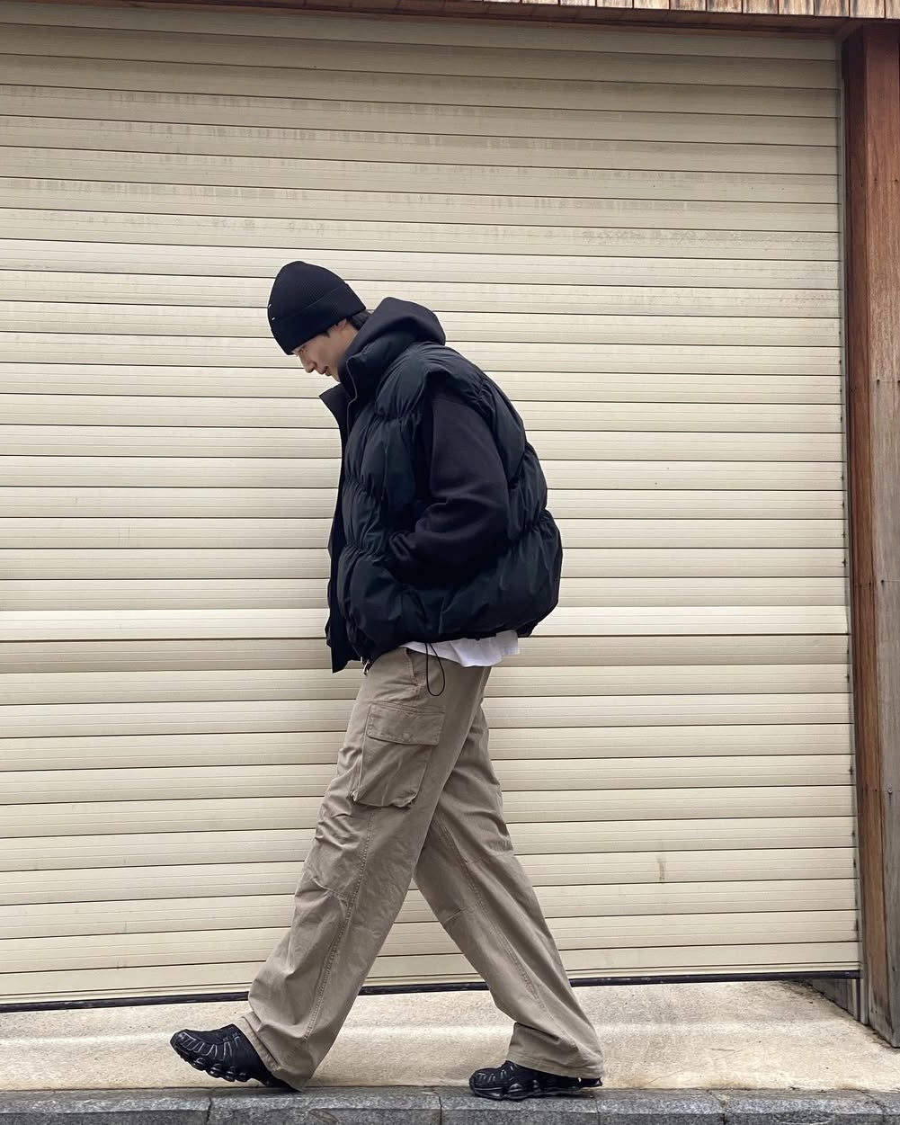 후드티엔 흰 티 빼꼼👀 이미지
