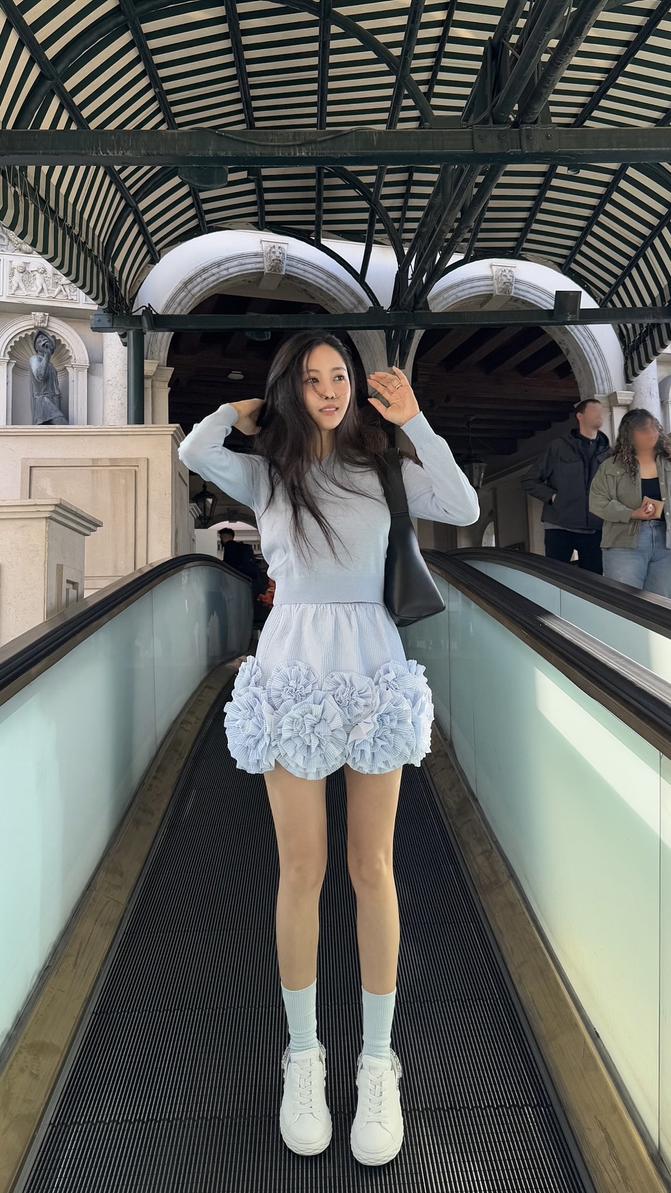 일자다리 너무 예쁜 효민언니🩵
하늘색으로 셋업처럼 맞춰입어 더 상큼해☁️

오늘 티아라 효민이 자신의 인스타그램에 영상을 업로드 했습니다. 영상 속 효민은 하늘색 니트와 같은 색감의 프릴 스커트를 착용했는데요. 봄이 성큼 다가왔음을 알리는 싱그러운 착장이였습니다. 효민의 봄맞이룩 정보를 참고해보세요.🌱

- 상의: 미우미우 로고 디테일 캐시미어 실크 니트 스카이블루
- 하의: 슈슈통 플로럴 장식 코듀로이 스커트
- 신발: 지미추 다이아몬드 맥시 스니커즈
- 가방: 지미추 다이아몬드 호보백 이미지