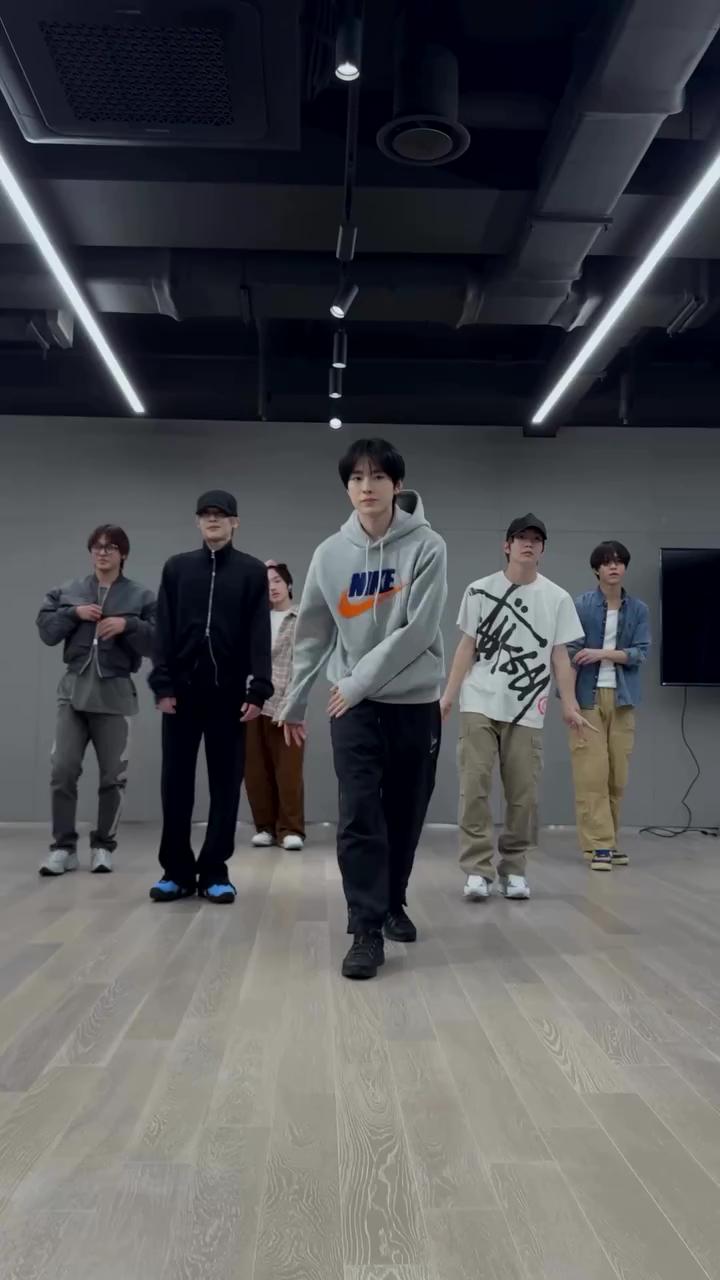 춤선이 그냥 예술🖤
역시 SM임을 증명하는 NCT WISH의 칼각 퍼포먼스👯‍♂️ 이미지