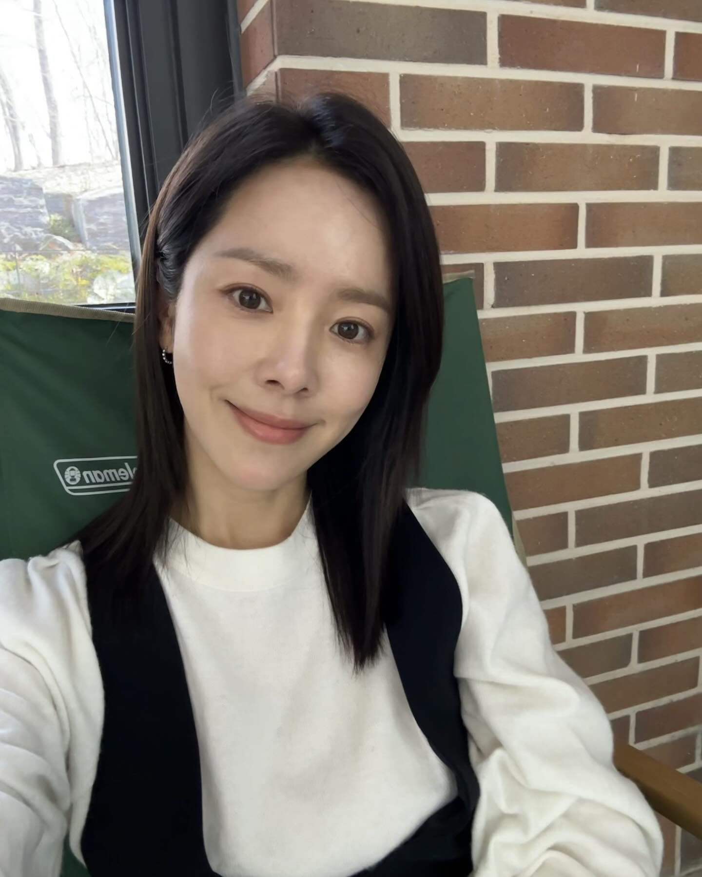 '나완비'로 대세된 한지민, 이번엔 호텔리어다🏨

배우 한지민이 새 드라마 '미혼한 사람들의 효율적인 만남'에 캐스팅 되었습니다.

해당 드라마는 올 상반기 촬영 시작 예정이며, 편성은 아직 미정인데요. 현재 '나의 완벽한 비서'로 큰 인기를 끌고 있는 한지민의 캐스팅 소식으로 벌써부터 기대를 모으고 있습니다.

‘미혼한 사람들의 효율적인 만남’은 사랑을 결심한 여자가 소개팅에서 각기 다른 매력을 가진 두 남자를 만나면서 진정한 사랑의 의미를 찾아가는 이야기로, 한지민은 주인공인 호텔리어 역할을 맡았는데요.

한편 한지민은 ‘미혼한 사람들의 효율적인 만남’으로 시청자들을 만나기 전 오는 4월 첫방송되는 JTBC 새 드라마 ‘천국보다 아름다운’에 출연해 배우 김혜자, 손석구와 호흡을 맞출 예정입니다. 이미지