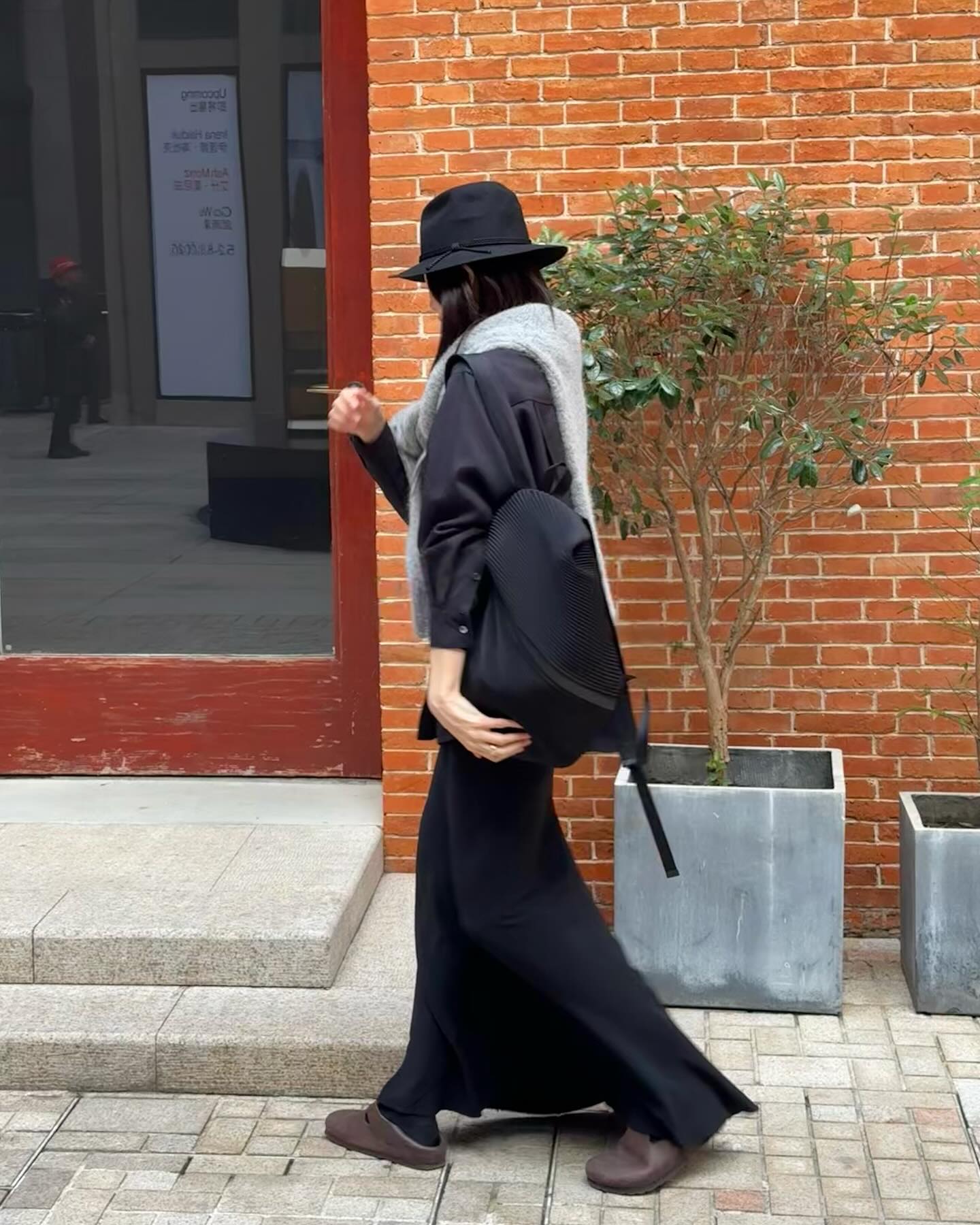 여친룩 필수템, 셀럽들의 롱스커트룩🤍 이미지