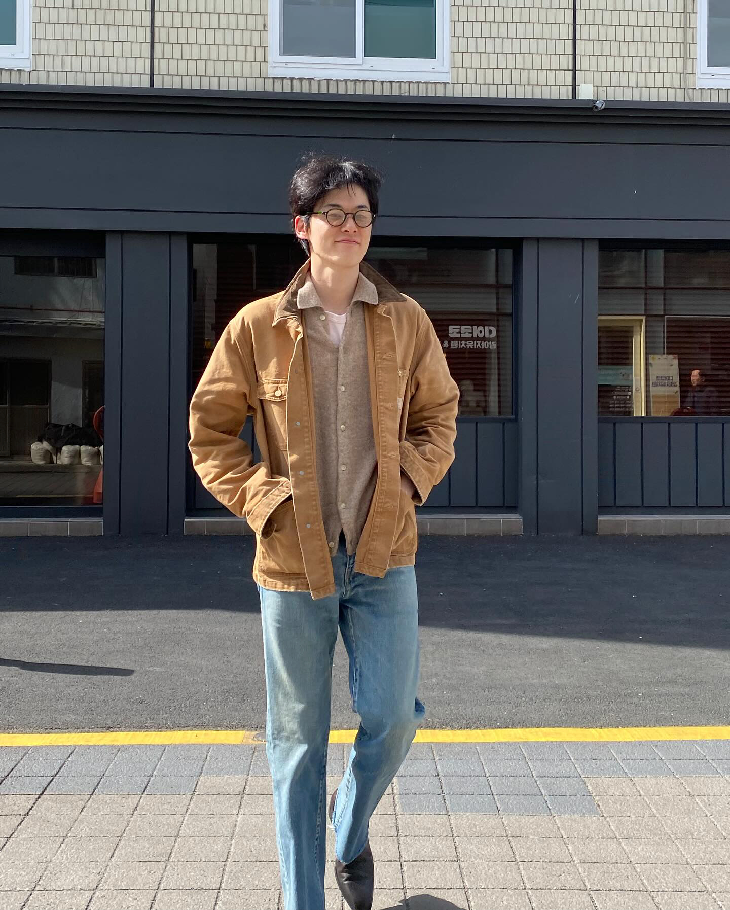 데님은 이렇게 입는거지👖📸

모델 김원중의 봄 데일리룩에서 빠지지 않는 아이템, 데님.

컬러감 있는 니트, 후디, 재킷까지 어떤 상의든 자연스럽게 받아주는 스트레이트 핏 데님으로 매번 다른 무드를 보여주는 게 포인트입니다.

여유러운 실루엣과 빈티지한 워싱감이 캐주얼하면서 스타일리시한 느낌을 줄 수 있어 다양한 코디에 활용할 수 있는 데님!

데님이 베이스가 되기 때문에 어떤 컬러의 상의를 입어도 문제 없습니다.

이번주는 청바지 하나로 스타일 완성해보기😎 이미지