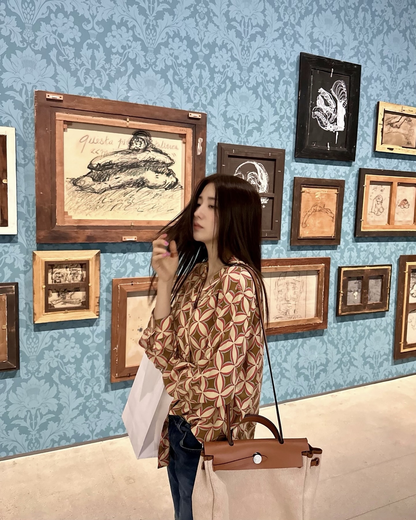 실적 없이 살 수 있는 에르메스?👜

에르메스의 가방은 대부분 실적이 있어야 구매할 수 있습니다. 하지만 가방 장 맨 아래, 'display only' 팻말이 없는 가방들은 워크인으로도 구매할 수 있다는 사실! 그리고 가방 장 맨 아래에 가장 자주 등장하는 모델이 바로 에르백 31입니다. 에르메스에서 가장 접하기 쉬운 모델이죠. 오늘은 이 에르메스 입문템, 에르백 31에 대해 알아봅시다.

에르백 31은 클래식한 실루엣에 실용적인 무드가 더해진 가방인데요. 전체적으로는 켈리백과 비슷한 구조를 가지고 있지만, 바디는 캔버스로 되어 있어 무겁지 않고 활용도도 훨씬 높습니다. 실제로 차정원, 박하선 등의 셀럽들도 일상 룩에 자주 매치하는 모습을 볼 수 있죠.

이 가방의 또 다른 매력은 다양한 소재 조합입니다. 가죽과 패브릭의 조합, 컬러 믹스 등에 따라 분위기가 완전히 달라지는데요. 패브릭 소재 기준 가격은 약 450만 원대 후반입니다. 에르메스 가방 중에서는 ‘입문자용’으로 접근성이 가장 좋은 편이죠.

포멀한 룩부터 캐주얼한 맨투맨, 미니스커트 코디까지 자연스럽게 녹아드는 디자인이라 어떤 스타일에도 무난하게 어울립니다. 가방 하나로 꾸안꾸 무드까지 잡을 수 있다는 점에서 데일리백으로도 추천할 만한 아이템이죠.

에르메스 가방이 위시였던 분들이라면, 매장에 들를 때마다 가방장을 유심히 살펴보세요. 가장 아래 칸, 눈높이보다 살짝 낮은 곳에 조용히 놓여 있는 에르백 31을 발견할지도 모릅니다. 물론 워크인은 너무나 치열하지만, 실적 없이도 가능성이 열려 있는 아이템이라는 점이 큰 장점이죠.

‘에르메스는 너무 멀게만 느껴졌던’ 분들이라면, 에르백 31으로 입문해보시는 것도 좋은 선택입니다. 실용성과 브랜드 무드를 동시에 챙길 수 있으니까요🧡 이미지